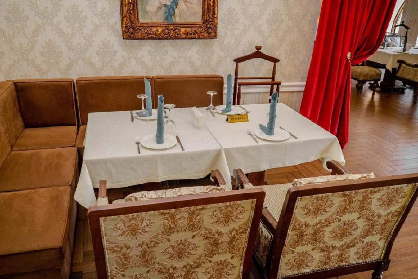 Restaurant/places to eat in Alanda Hotel