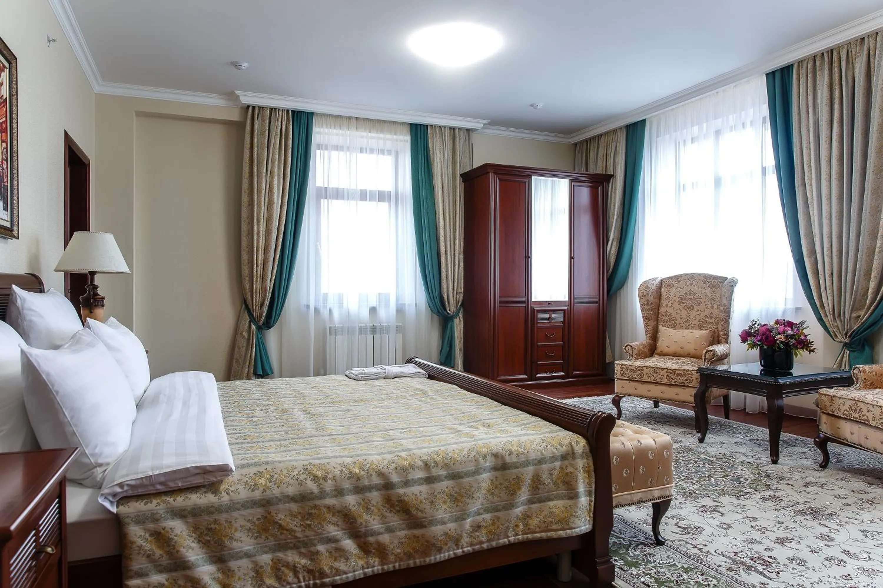 Photo of the whole room, Bed in Alanda Hotel