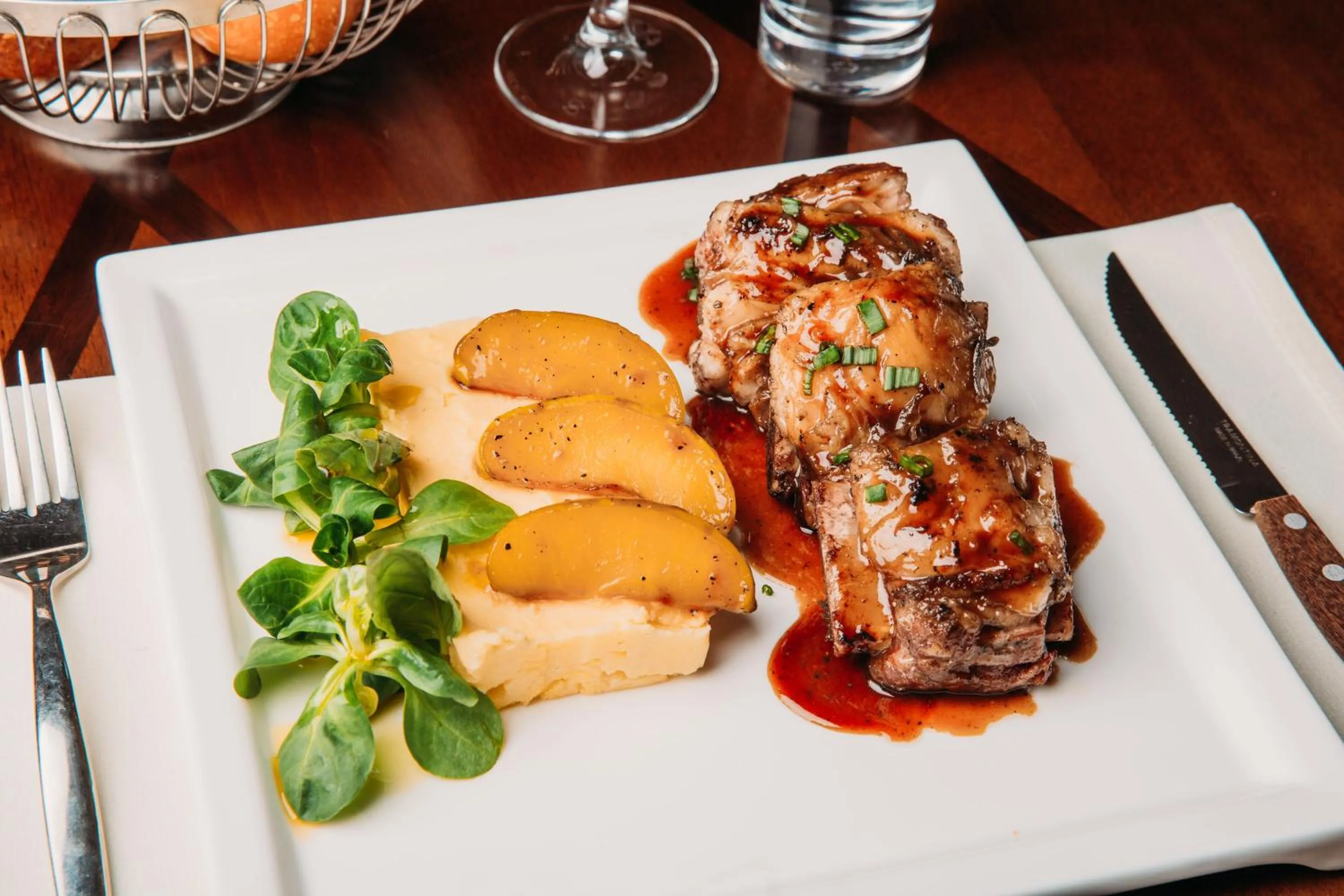 Restaurant/places to eat in Alanda Hotel