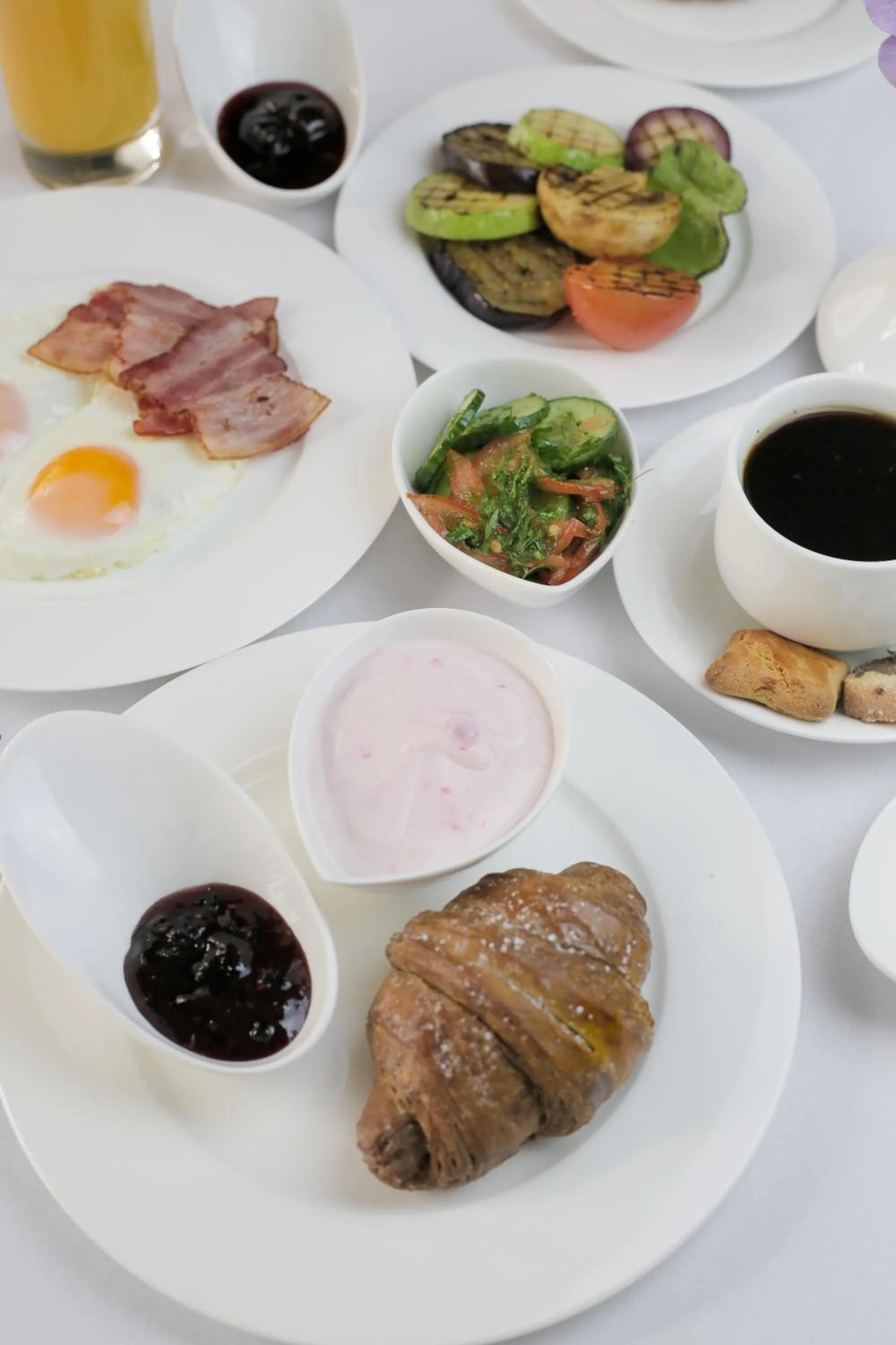 Restaurant/places to eat in Alanda Hotel