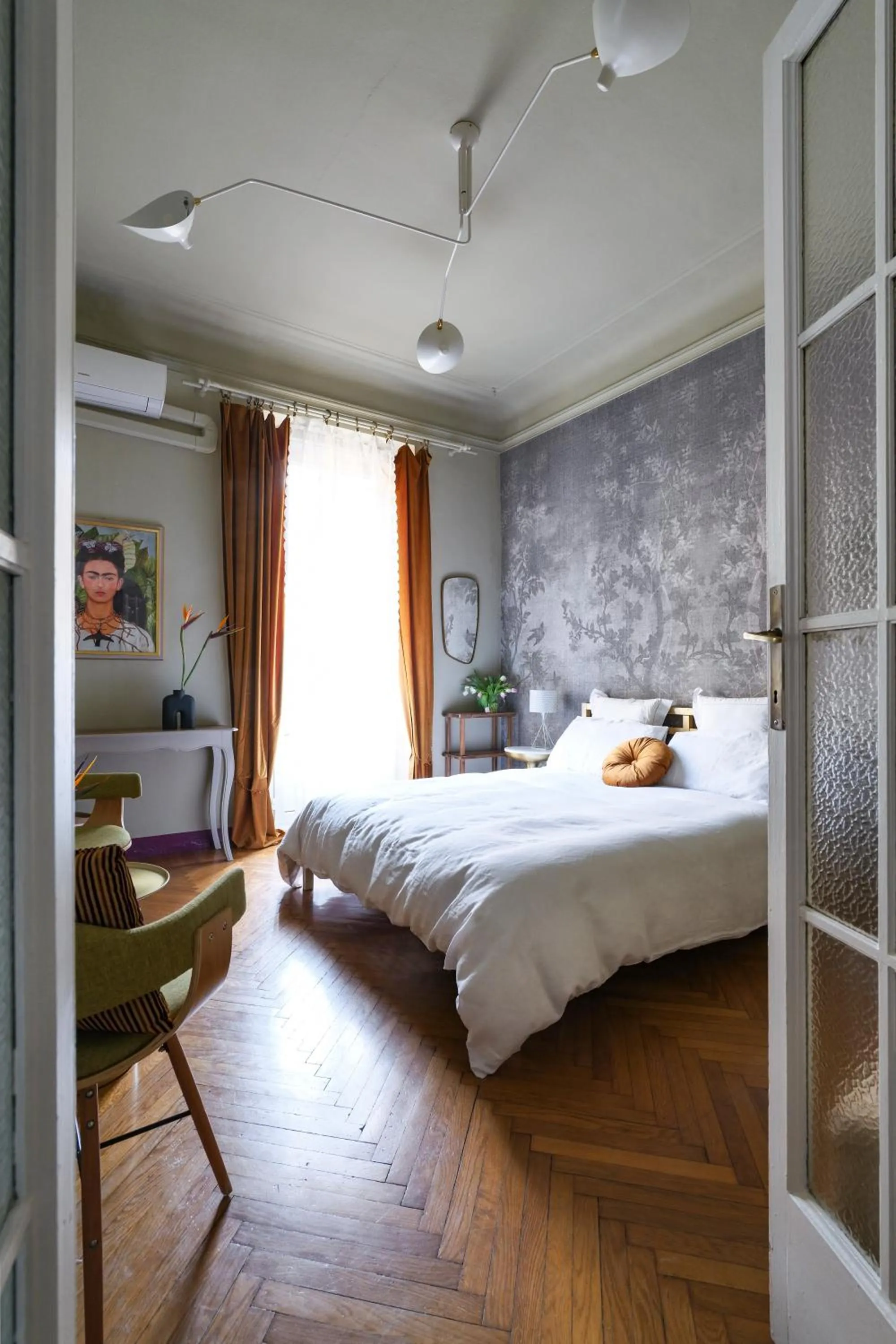 Photo of the whole room, Bed in House of Frames