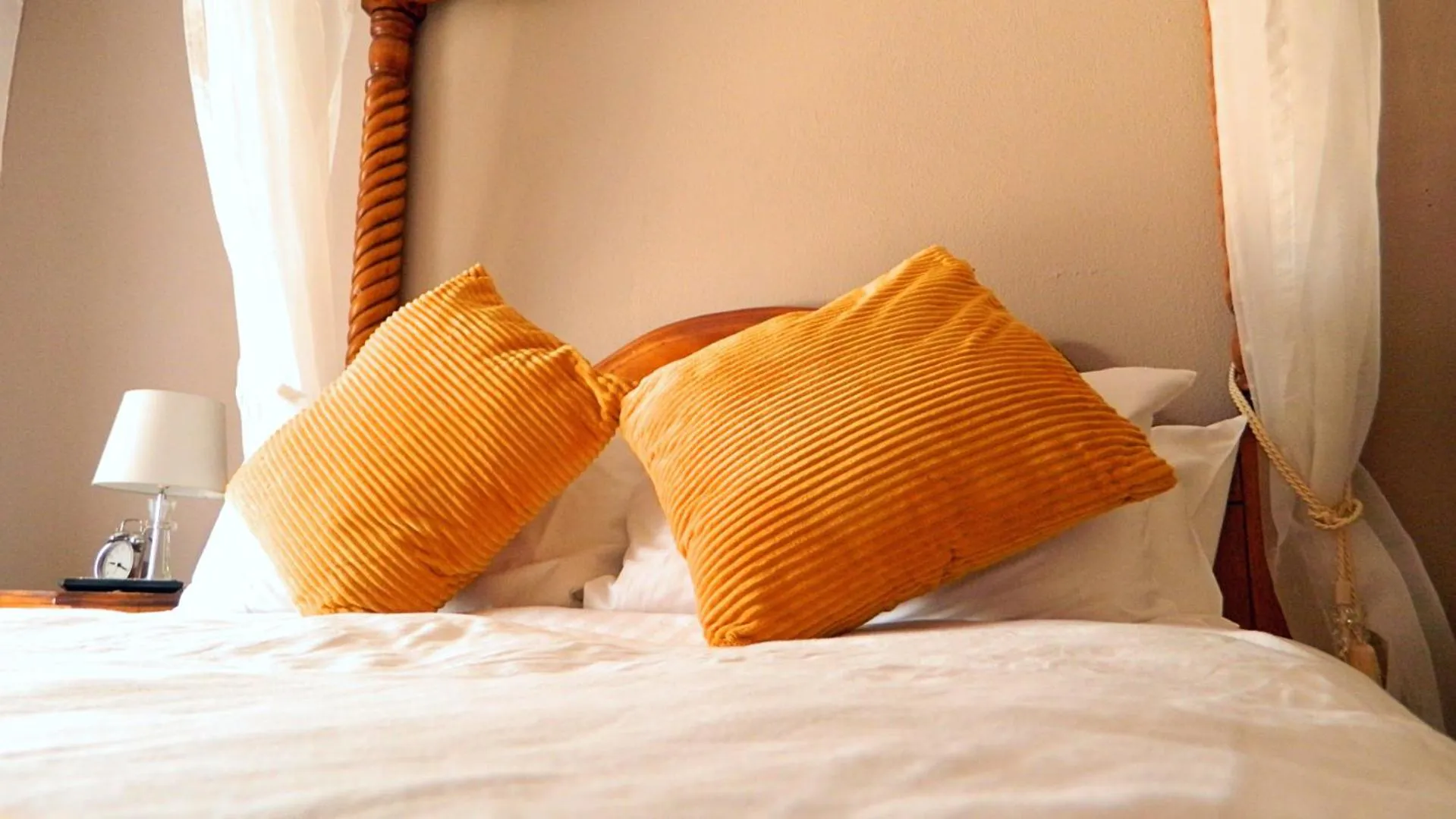 Bed in Kings Head Inn, Warwick