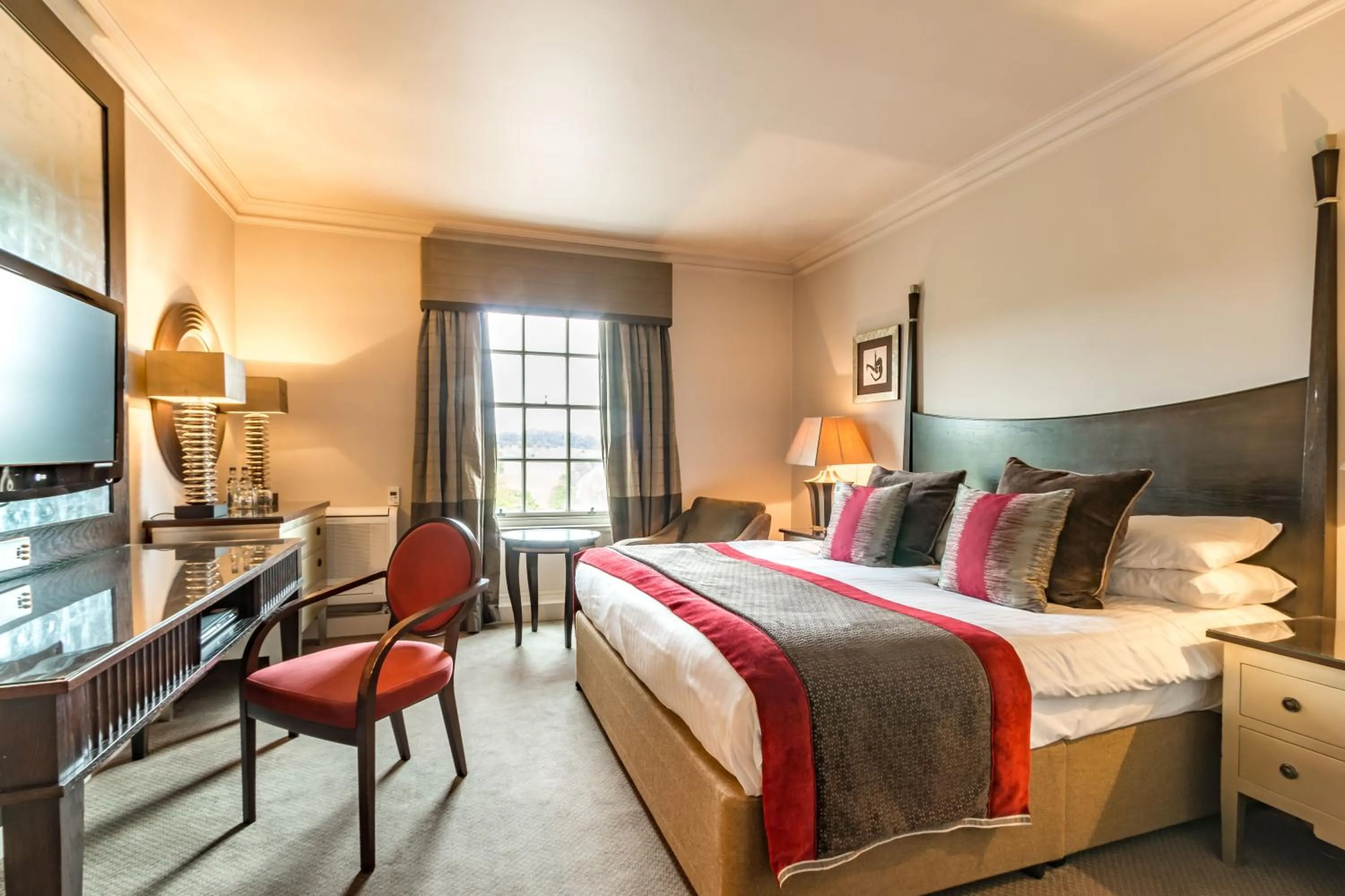 TV and multimedia, Bed in Wood Hall Hotel & Spa