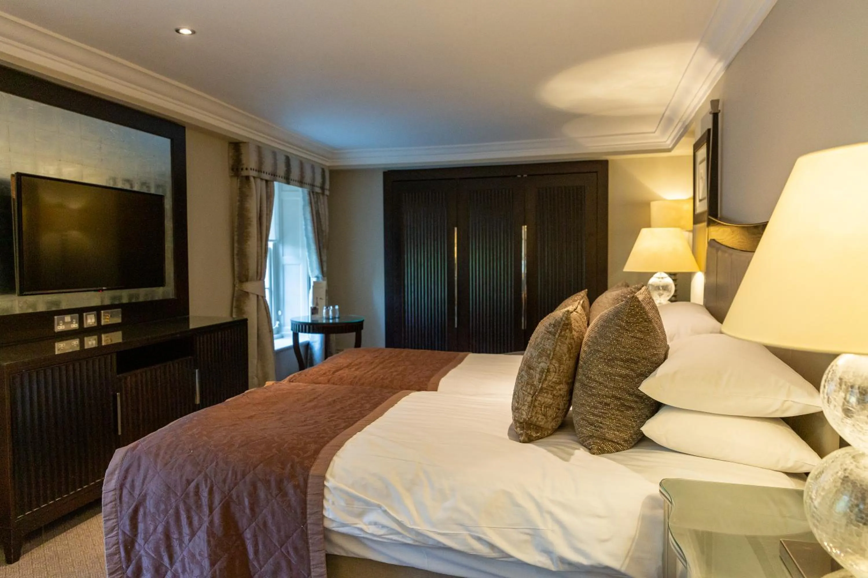 TV and multimedia, Bed in Wood Hall Hotel & Spa