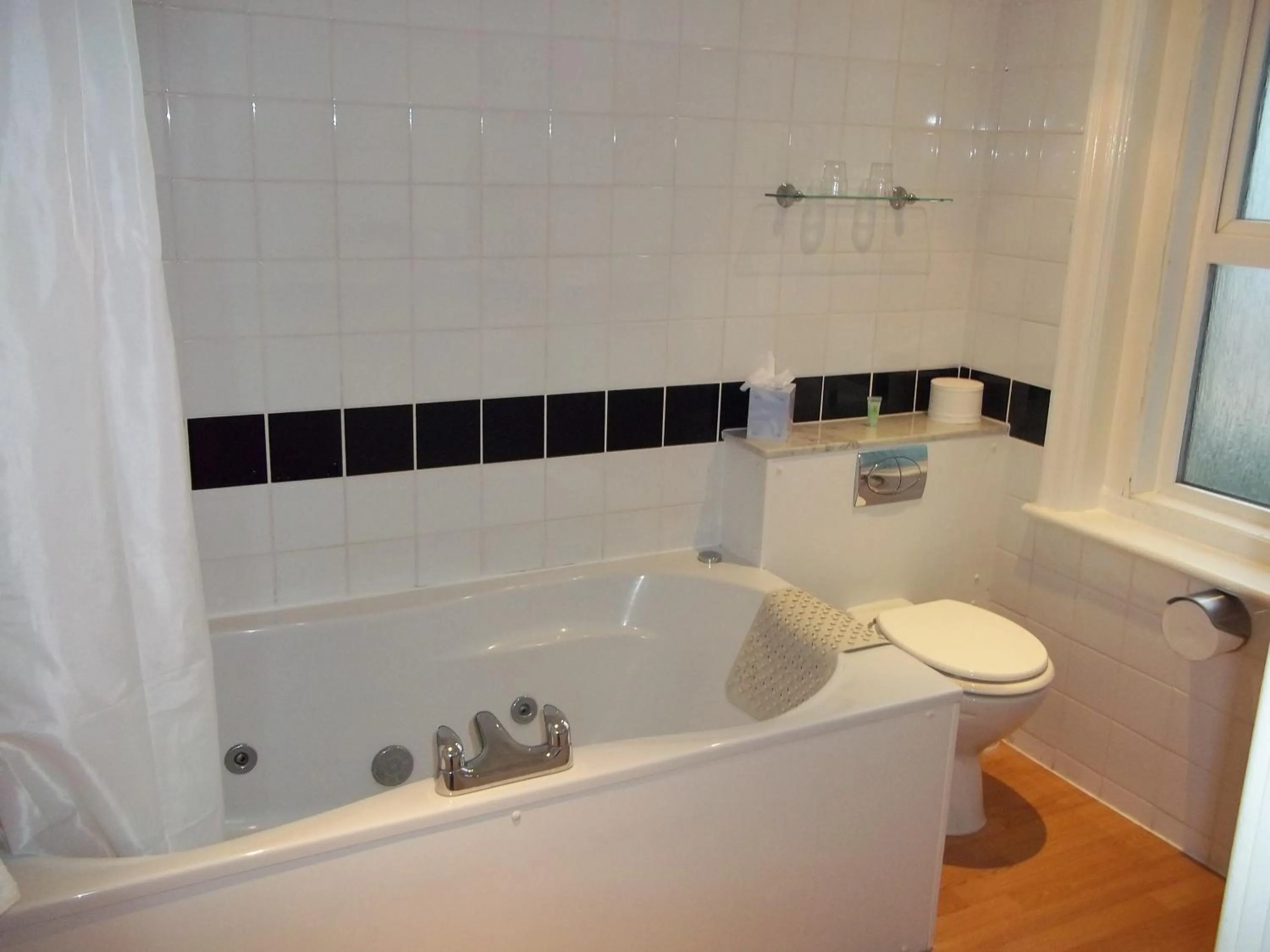 Bathroom in The Metropole Hotel