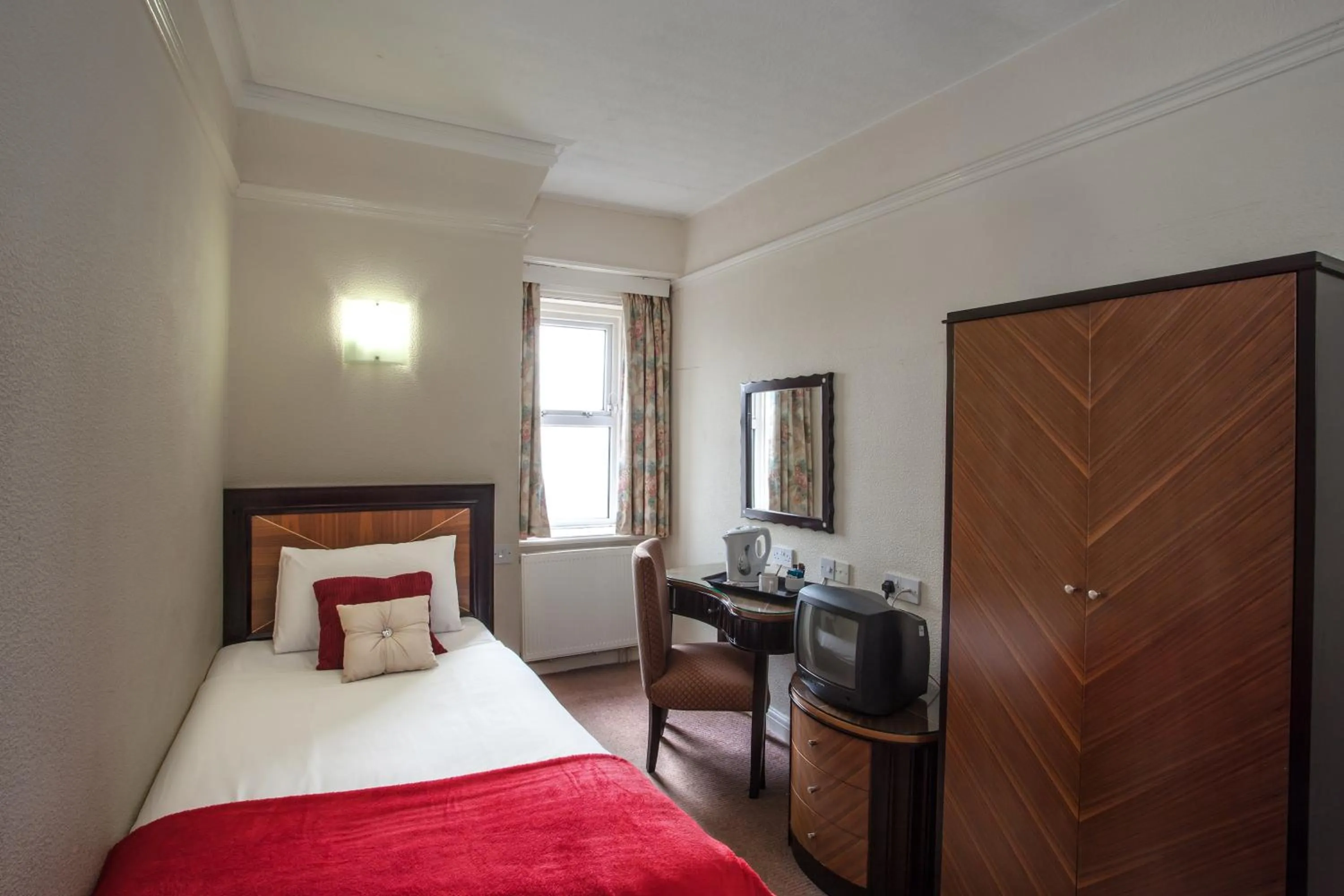 Bed in The Metropole Hotel