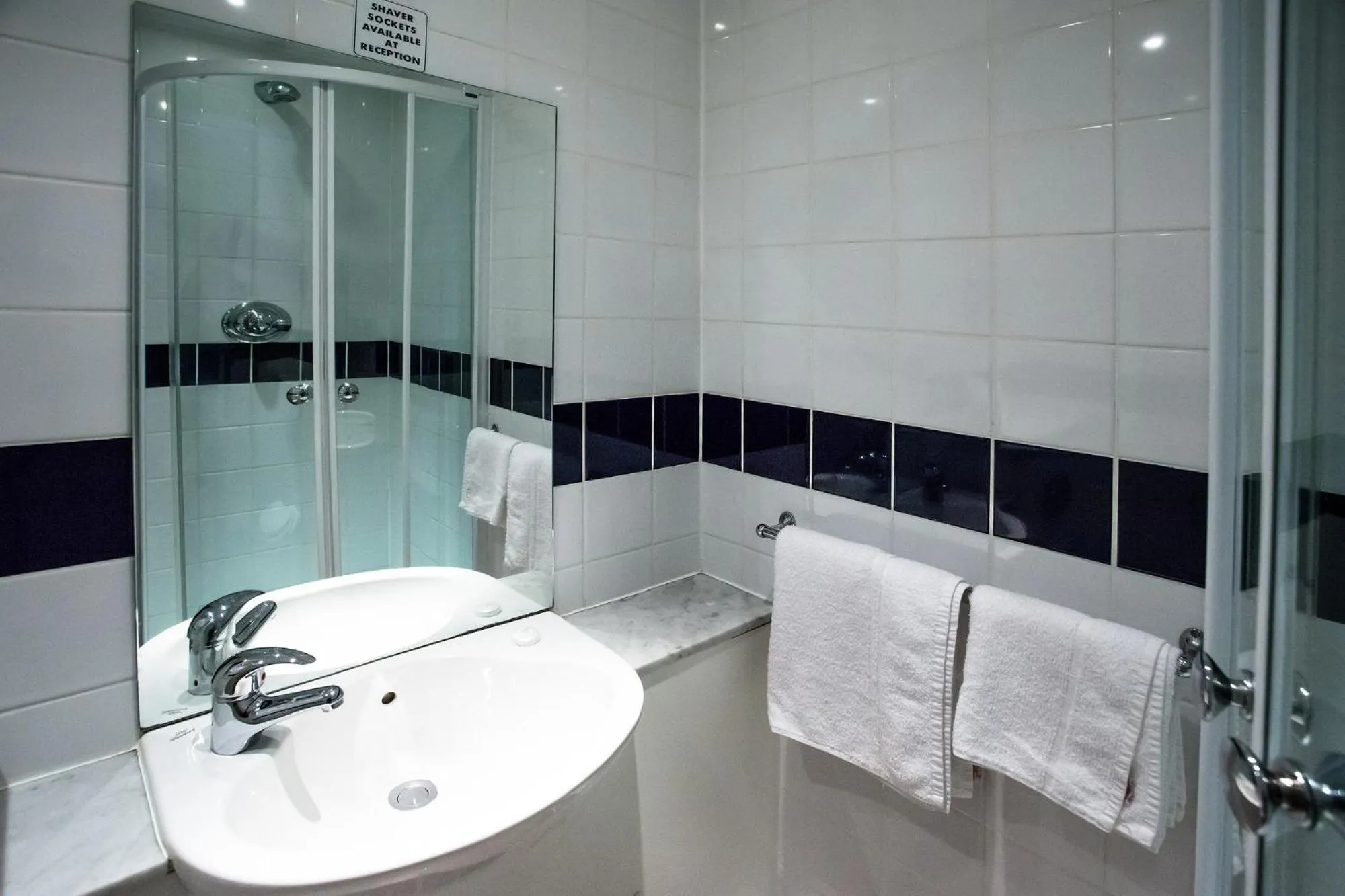 Bathroom in The Metropole Hotel