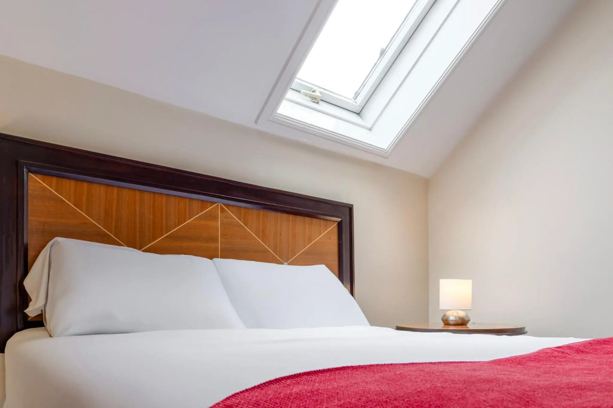 Bedroom, Bed in The Grand Burstin Hotel