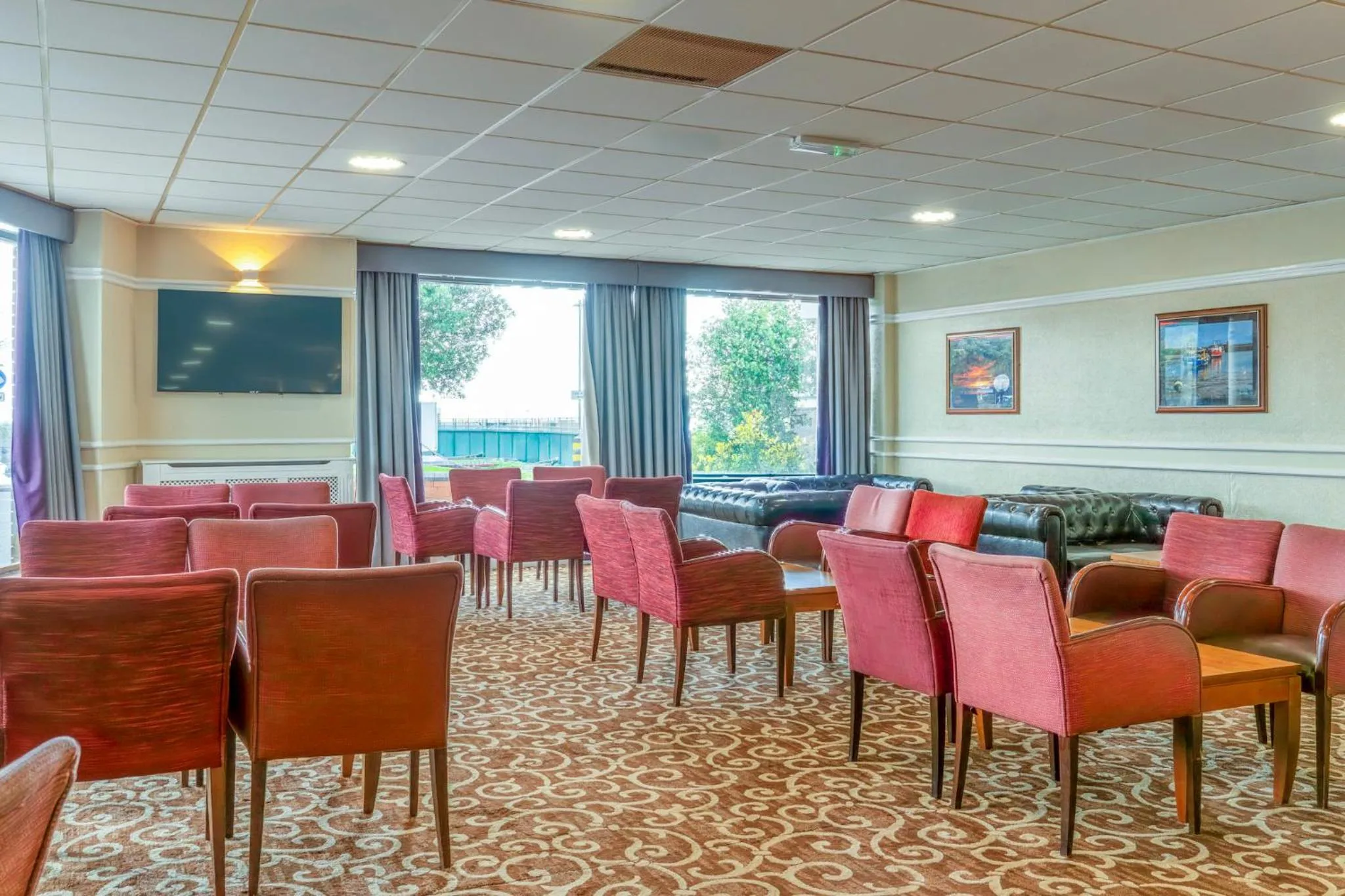 Lounge or bar in The Grand Burstin Hotel