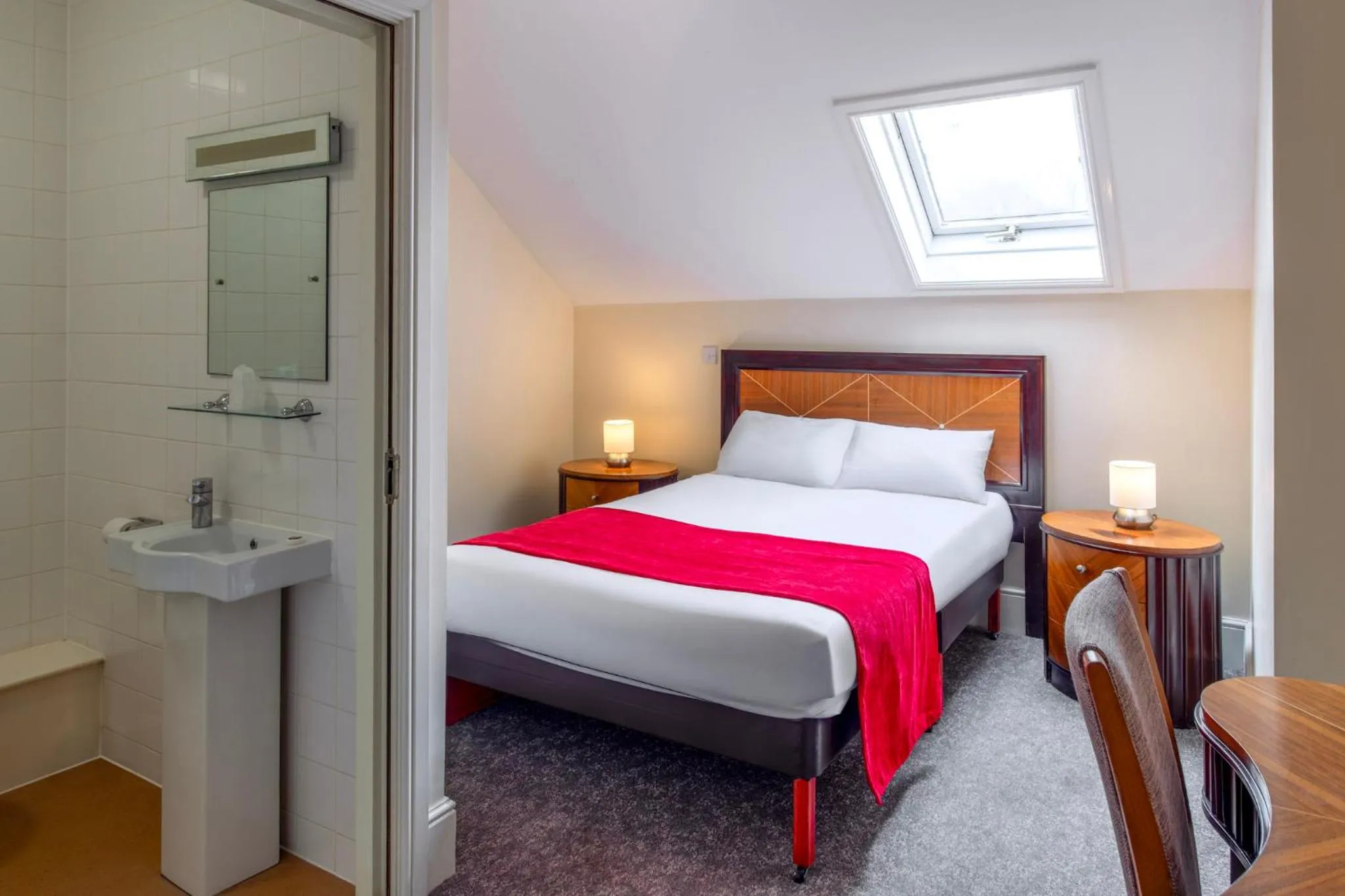 Bedroom, Bed in The Grand Burstin Hotel