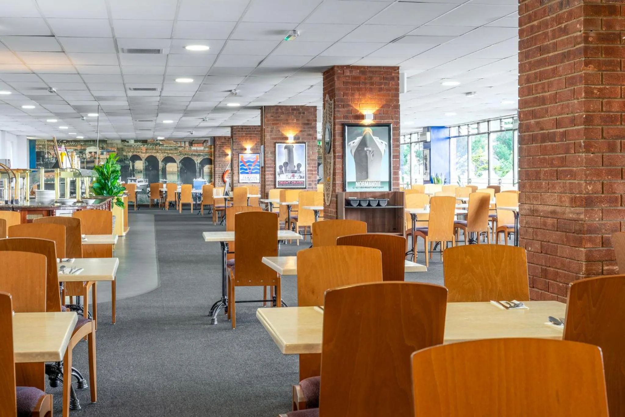 Restaurant/places to eat in The Grand Burstin Hotel