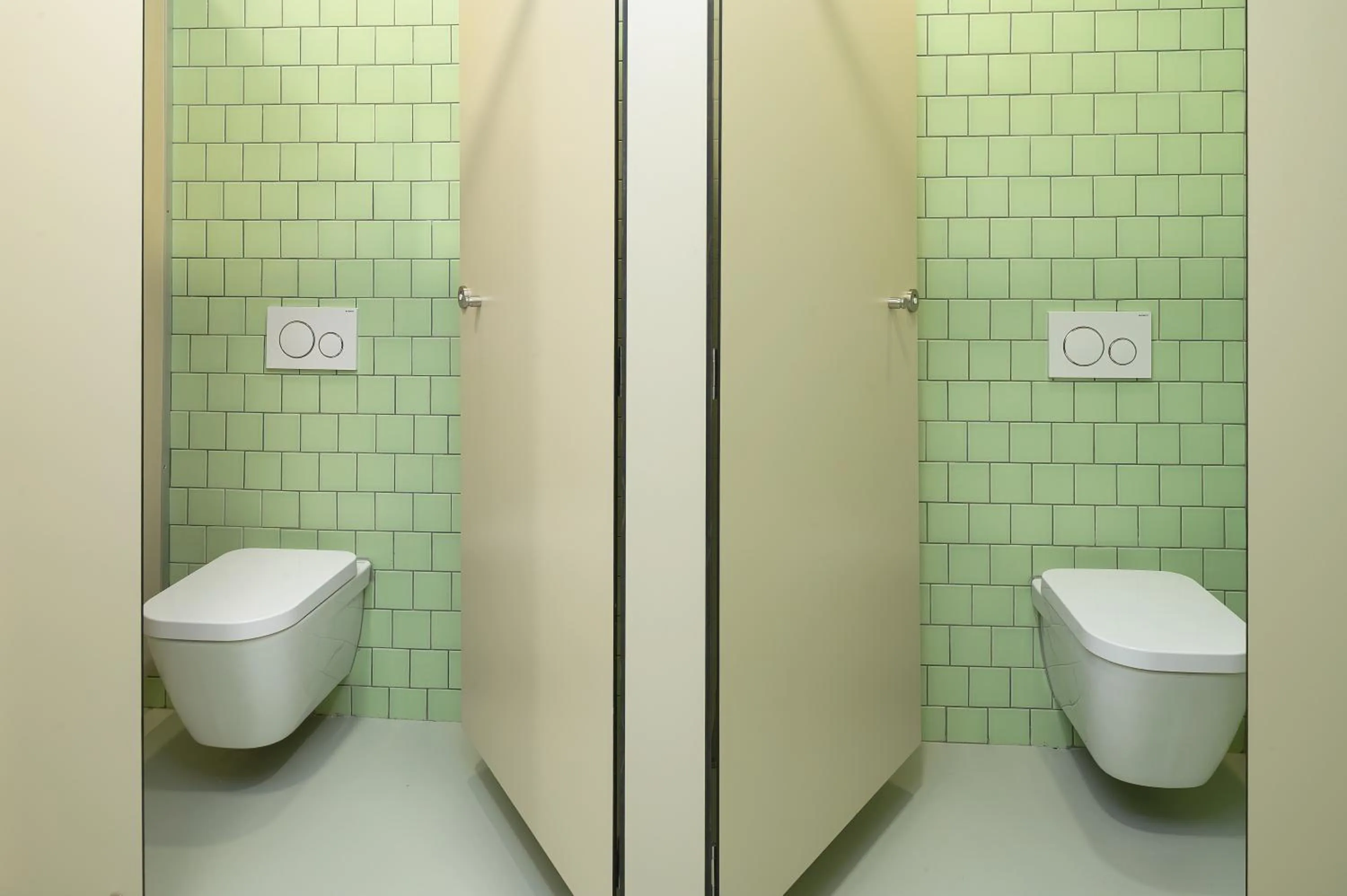 Toilet in Help Yourself Hostels - Carcavelos Coast