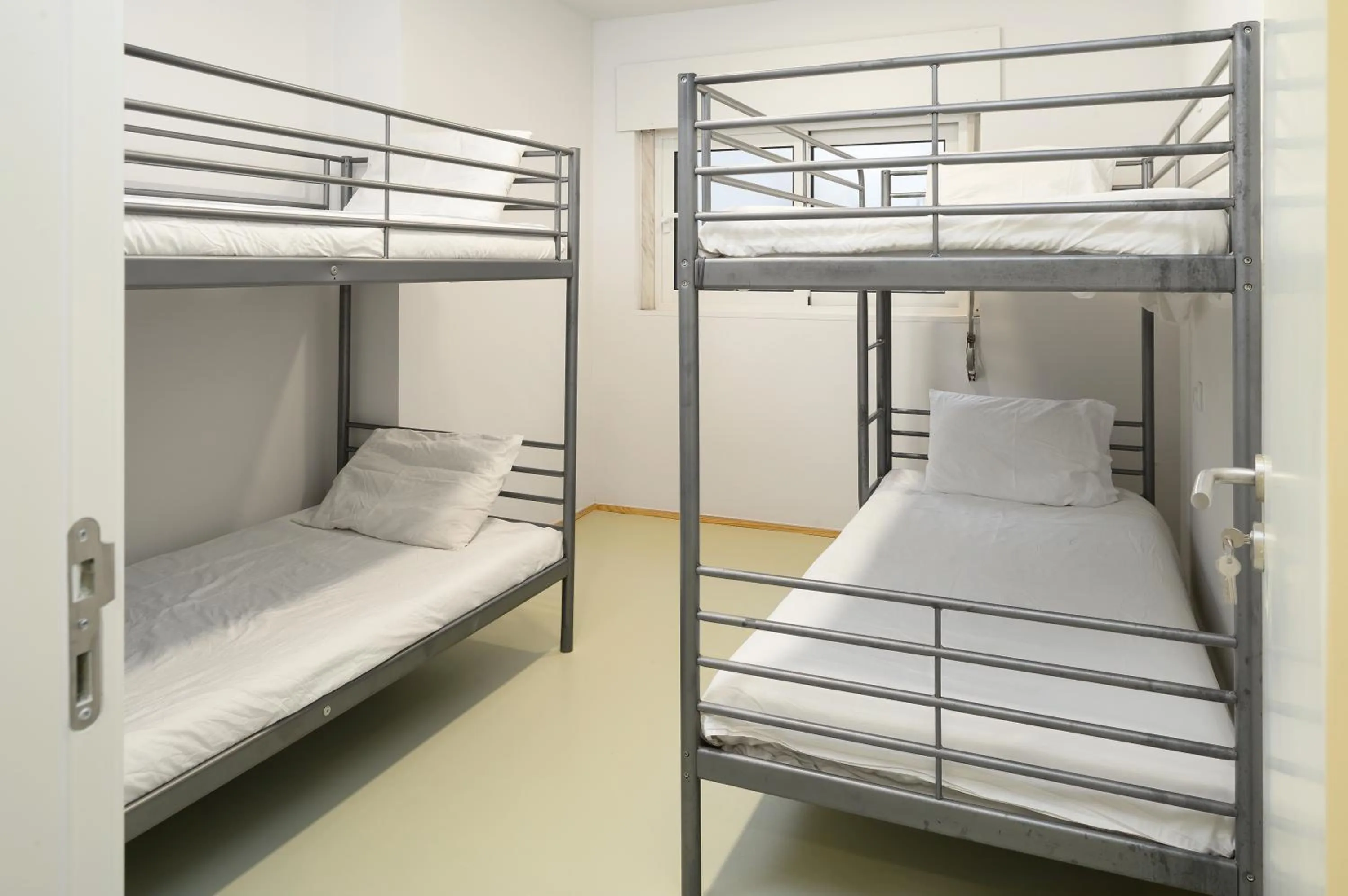 Bedroom, Bed in Help Yourself Hostels - Carcavelos Coast