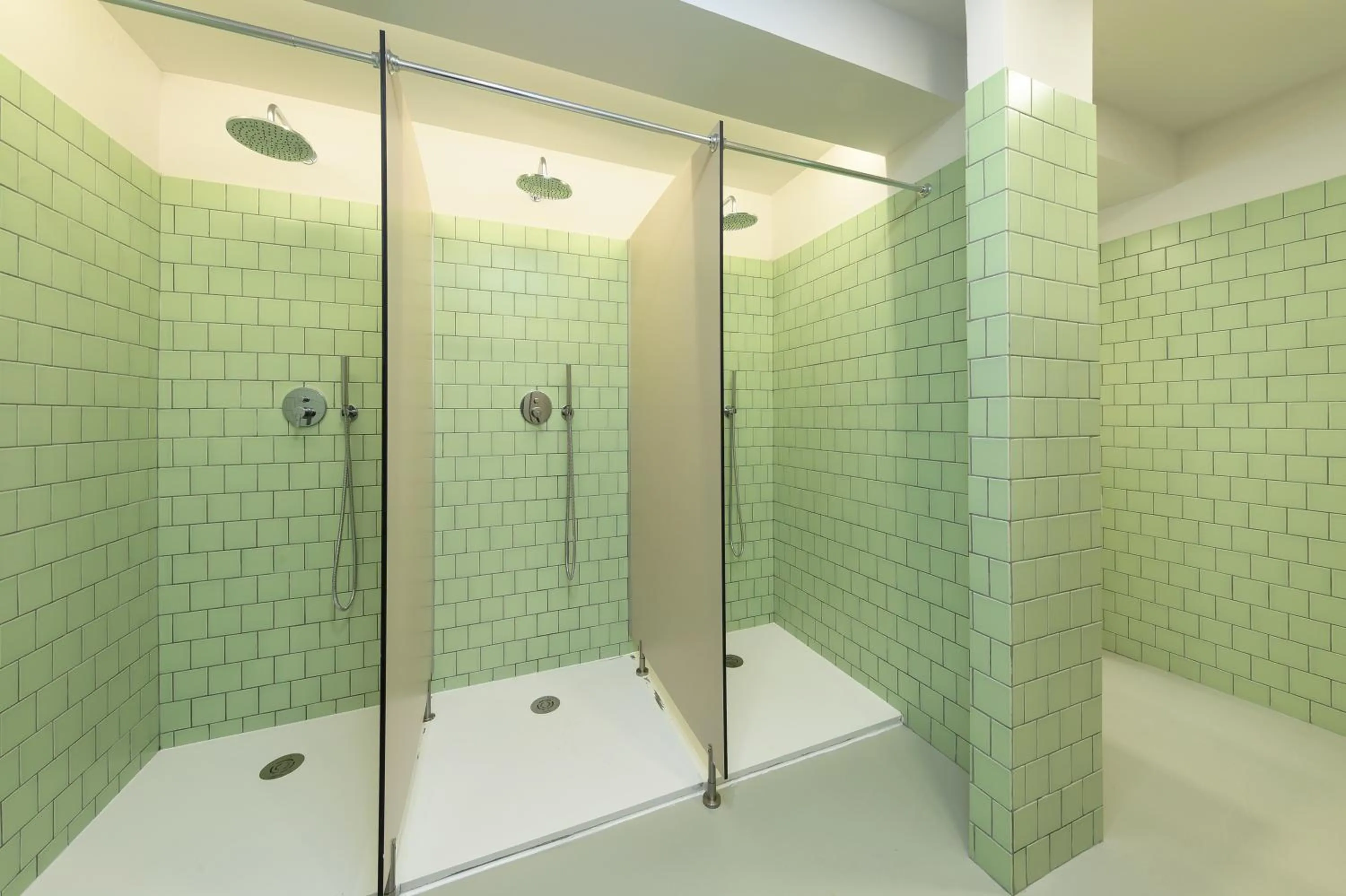 Shower in Help Yourself Hostels - Carcavelos Coast