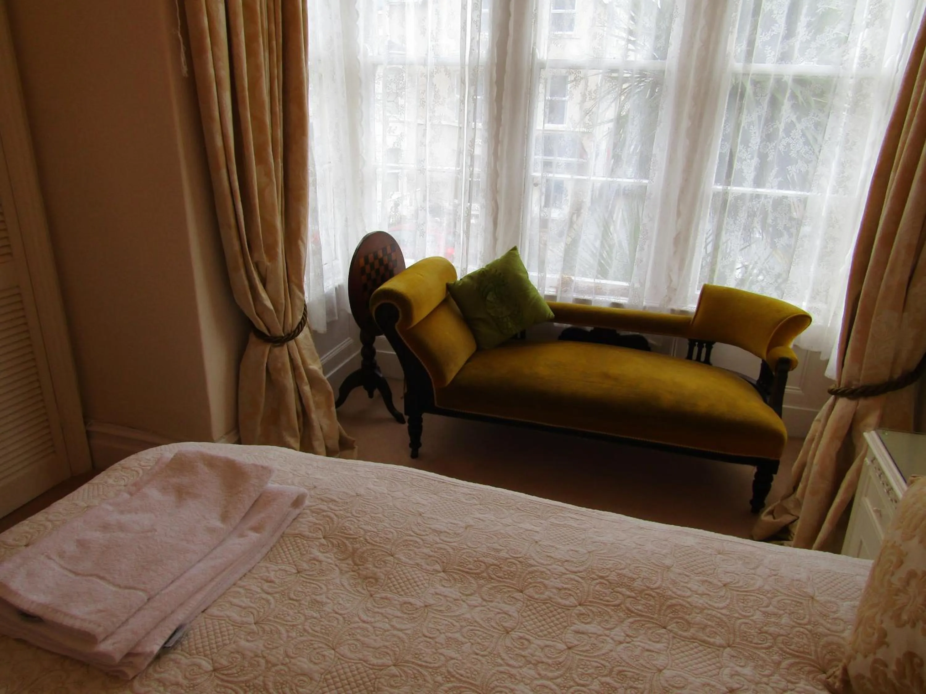 Photo of the whole room, Bed in Harringtons at 14