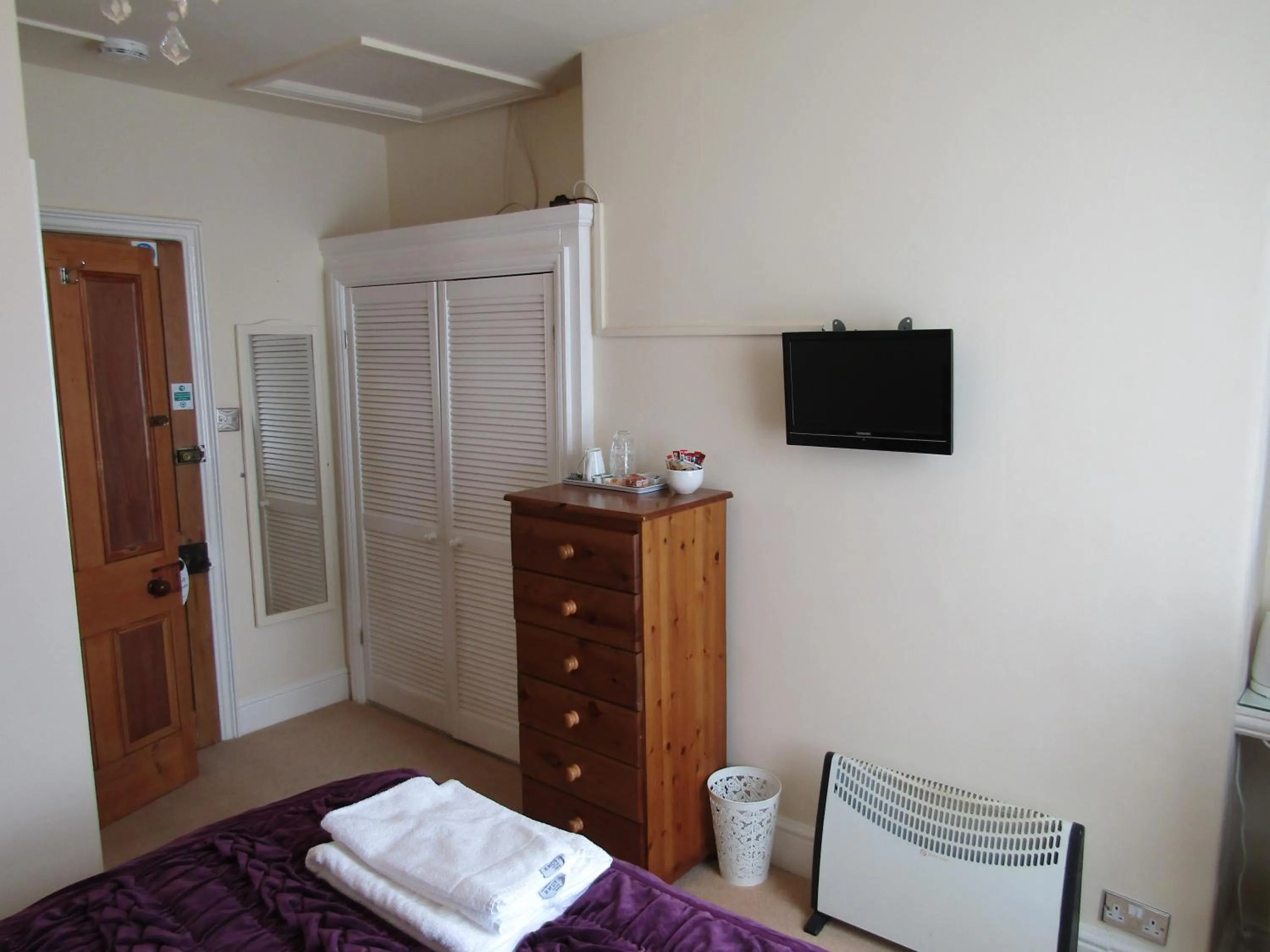 Photo of the whole room, Bed in Harringtons at 14