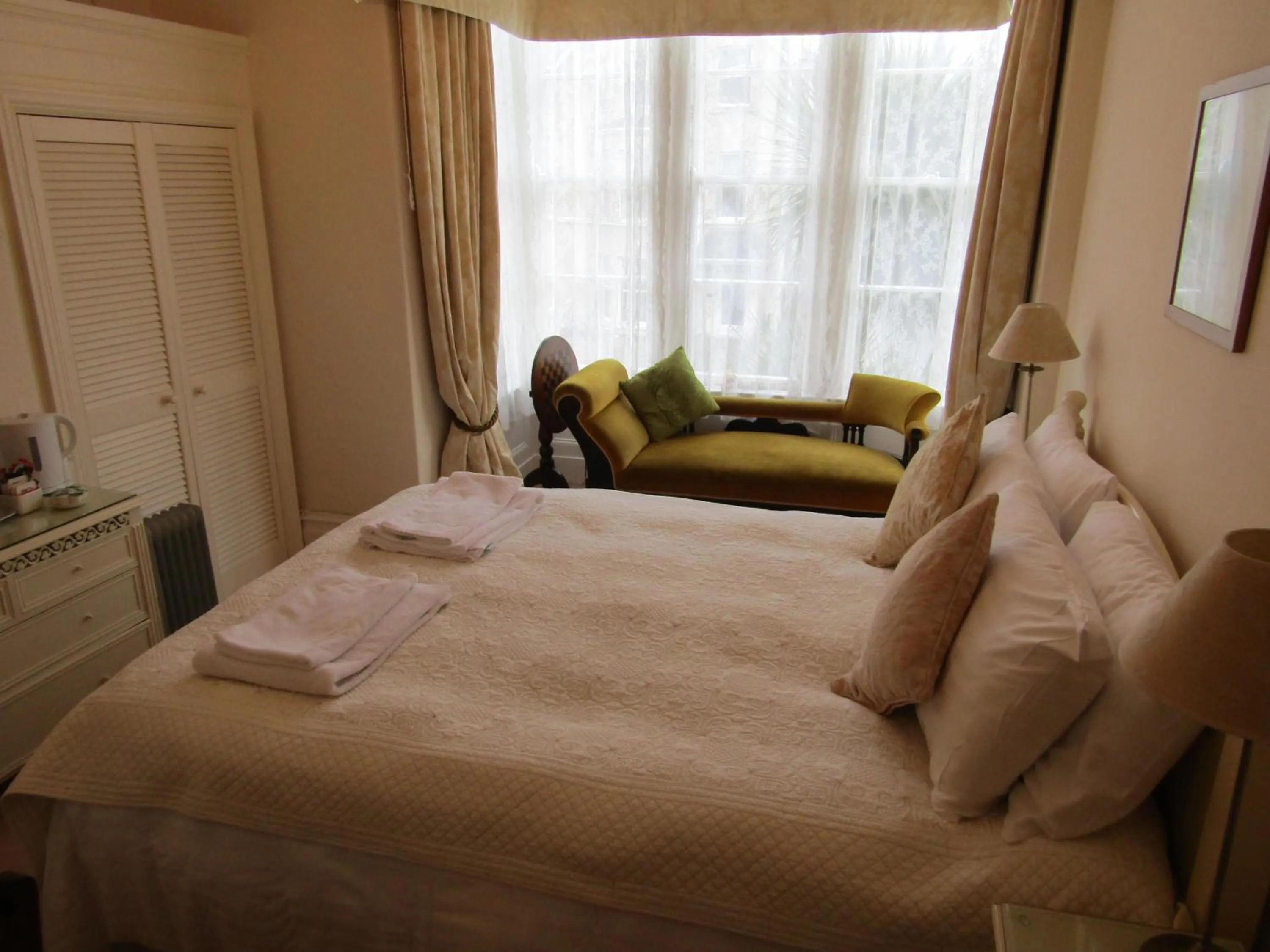 Photo of the whole room, Bed in Harringtons at 14