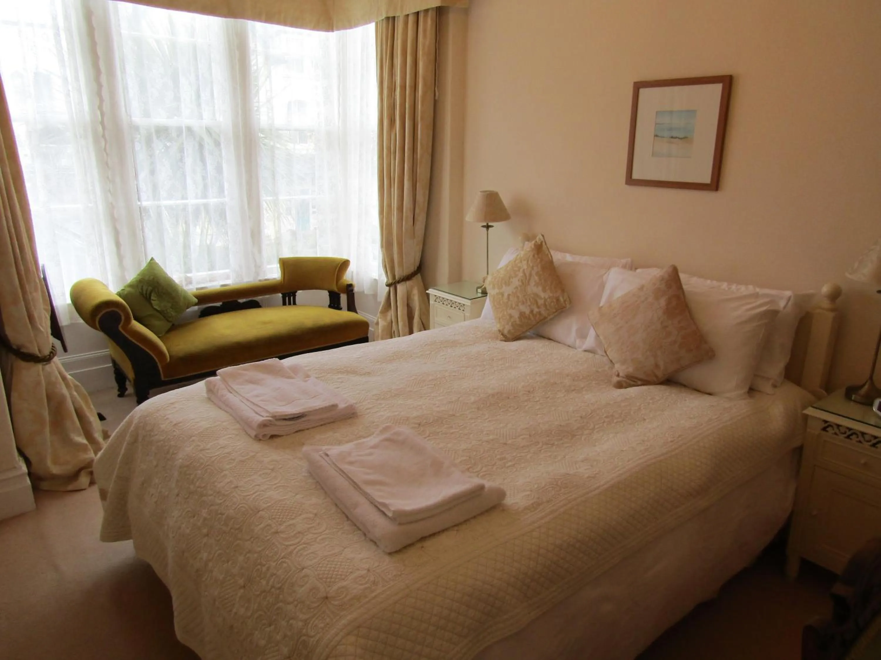 Photo of the whole room, Bed in Harringtons at 14