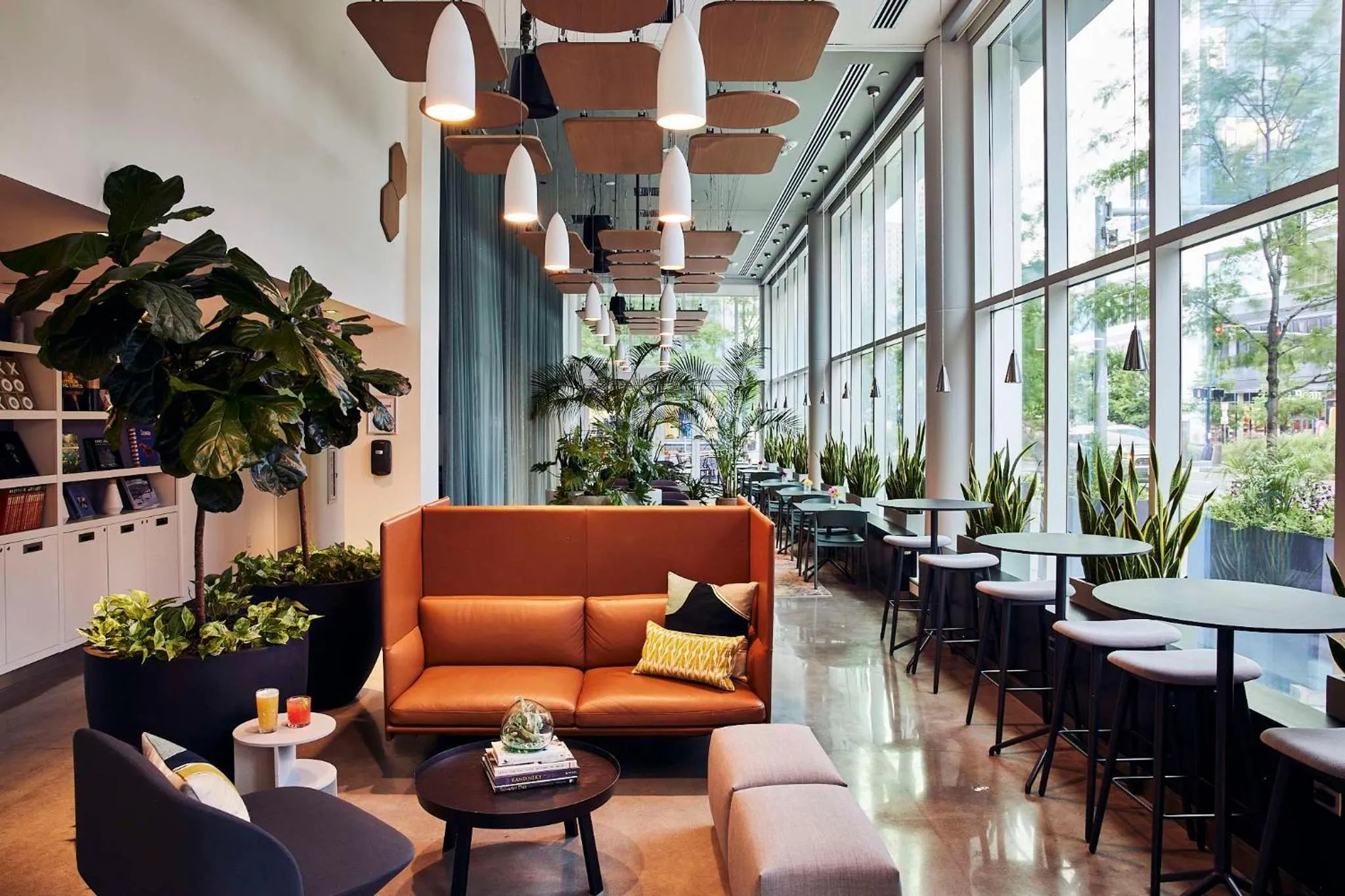 Lounge or bar in YOTEL Boston