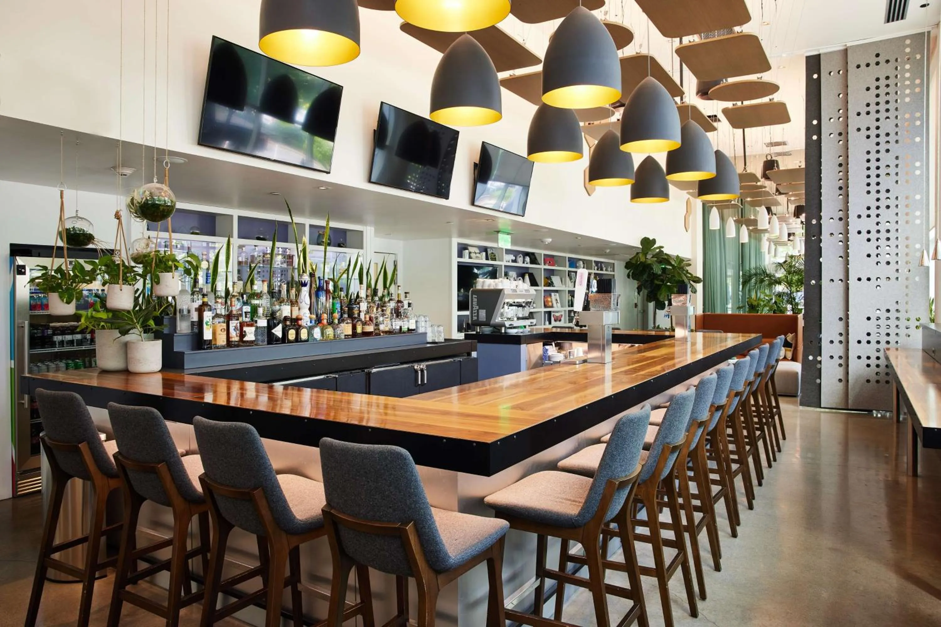 Lounge or bar in YOTEL Boston