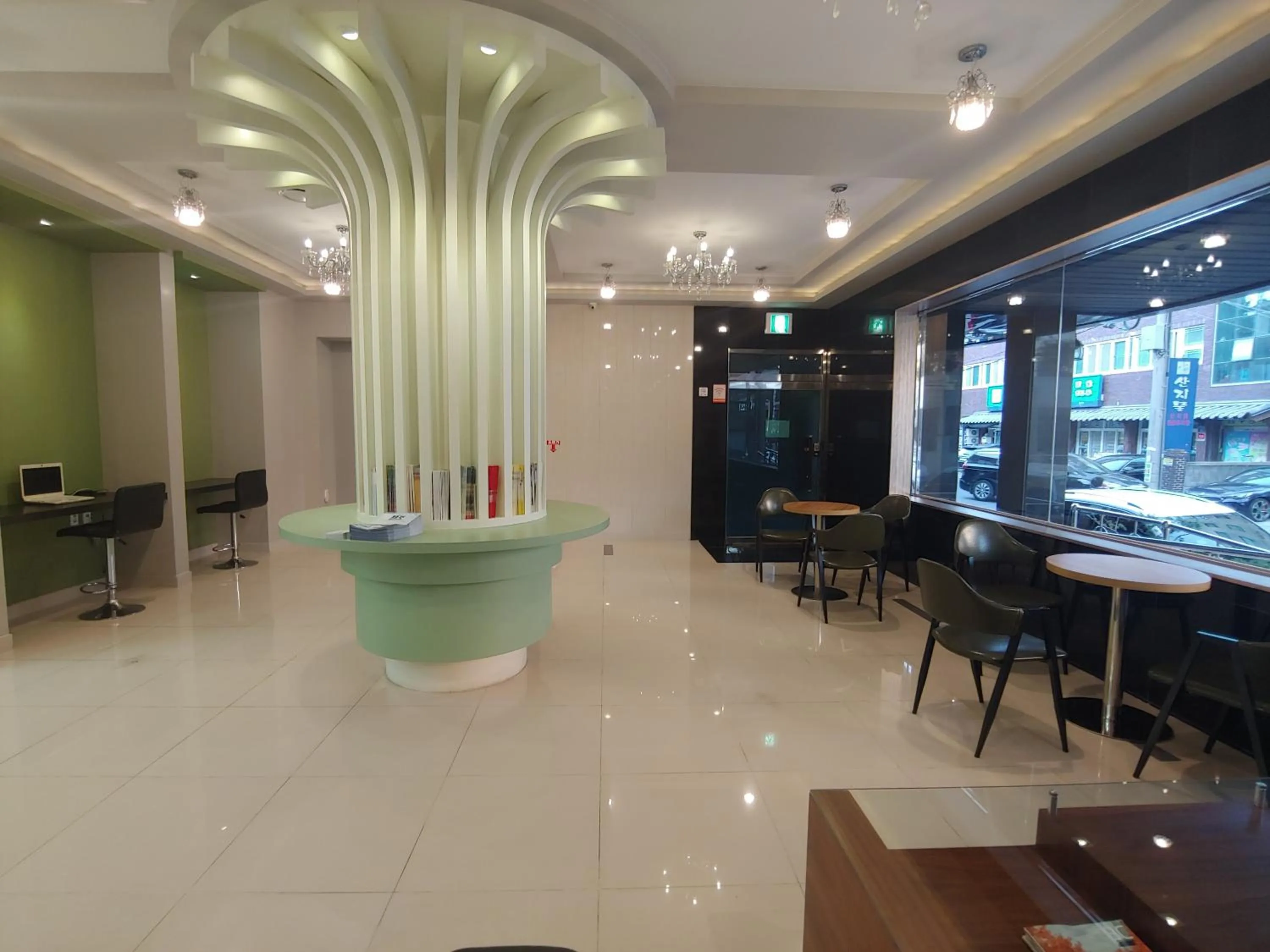 Communal lounge/ TV room in Gallery Hotel BnB