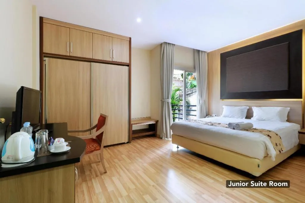 TV and multimedia, Bed in Mutiara Suites