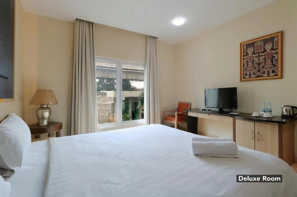 TV and multimedia, Bed in Mutiara Suites