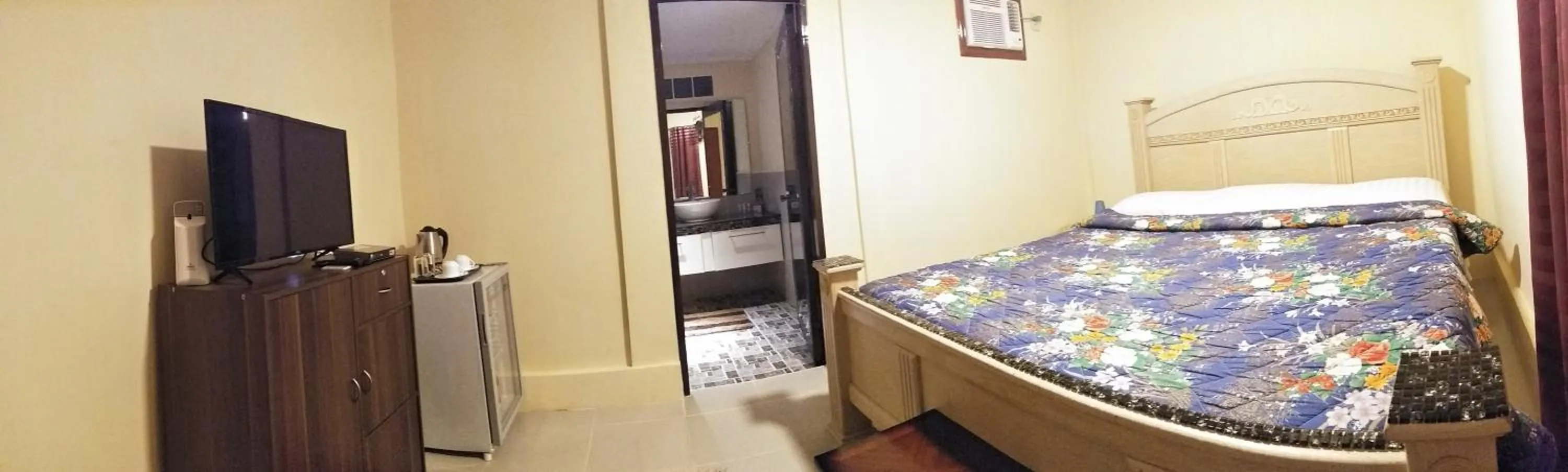 Bed in Foxy's Beach Resort