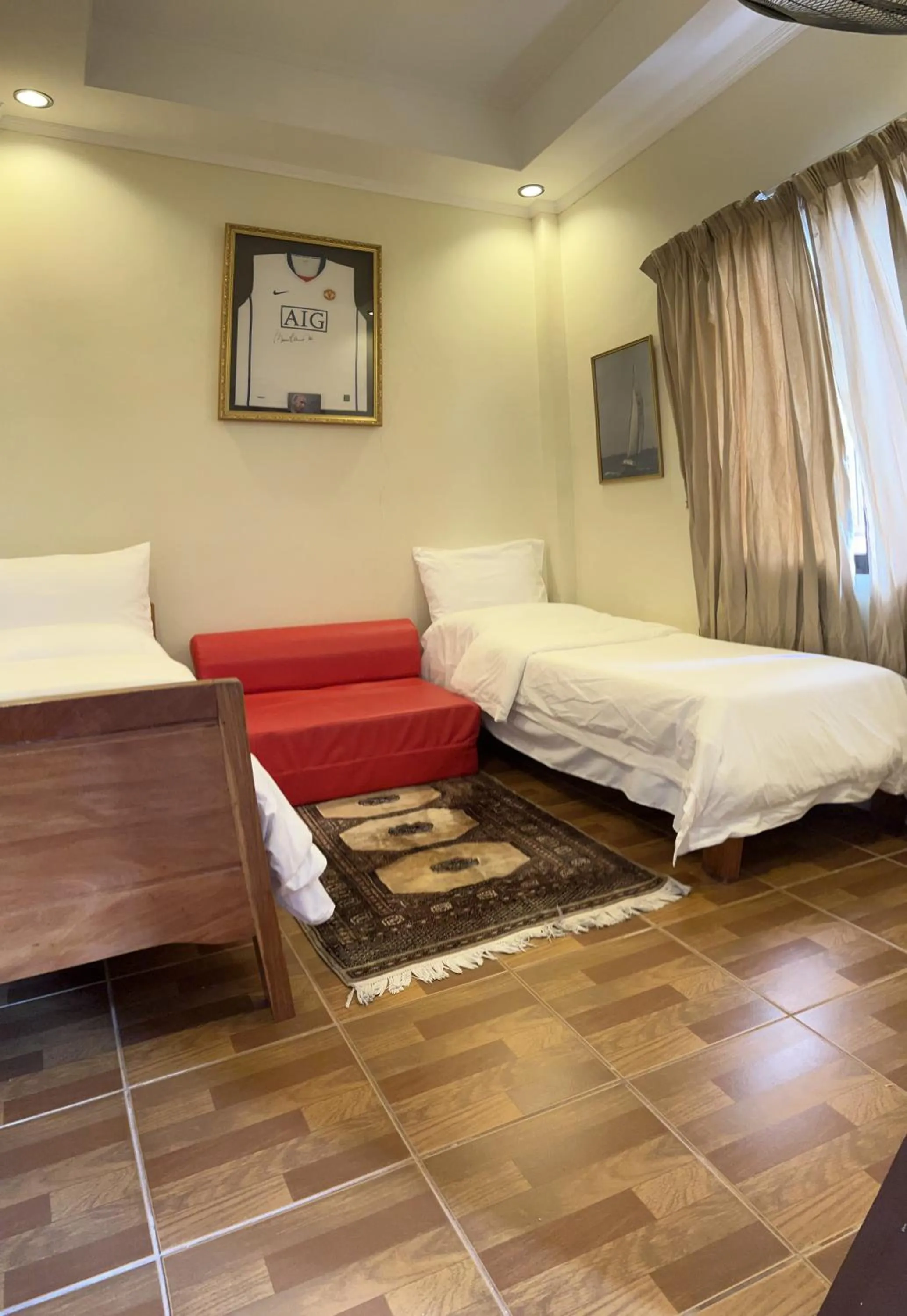 Bed in Foxy's Beach Resort