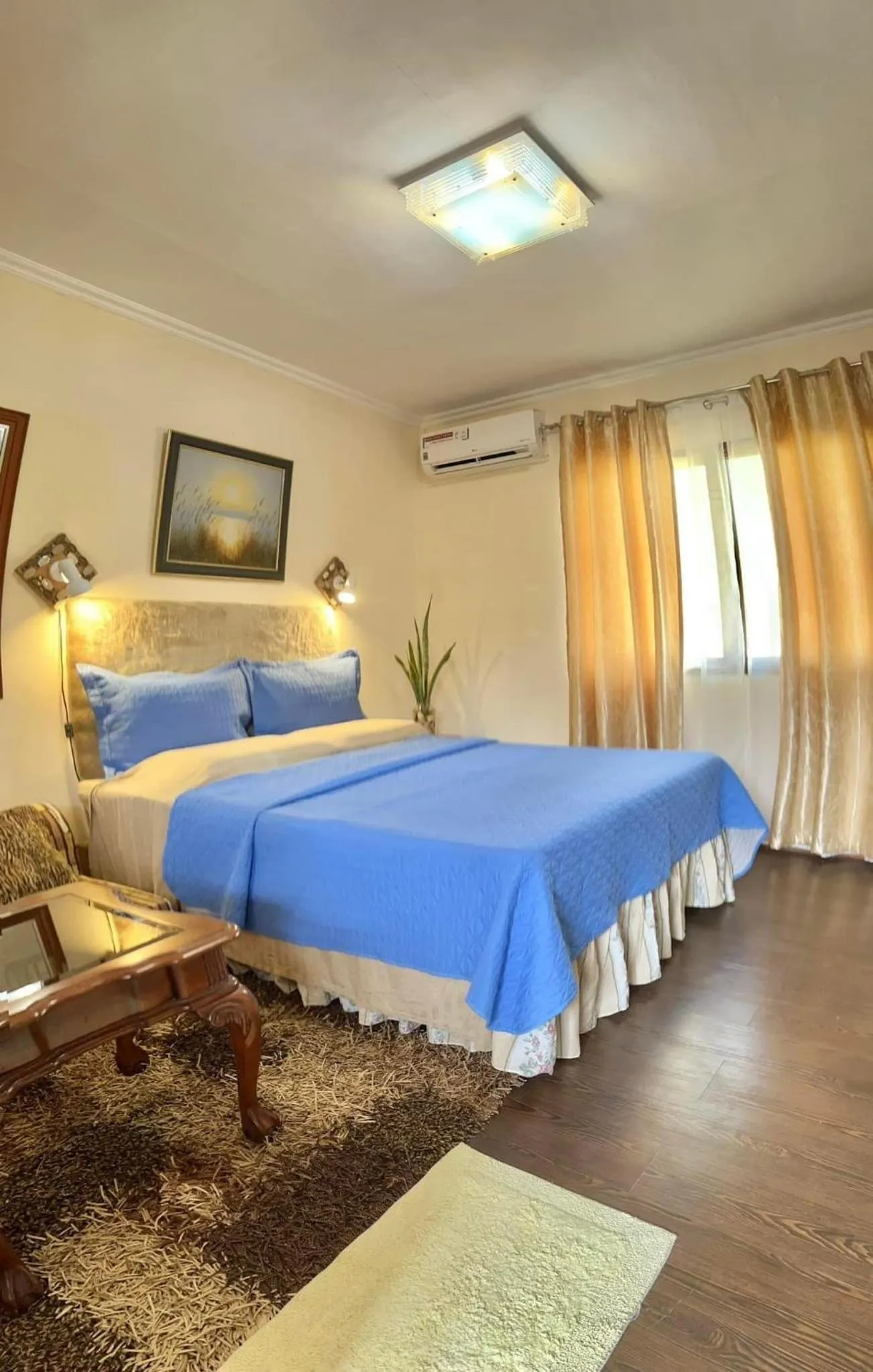 Bed in Foxy's Beach Resort