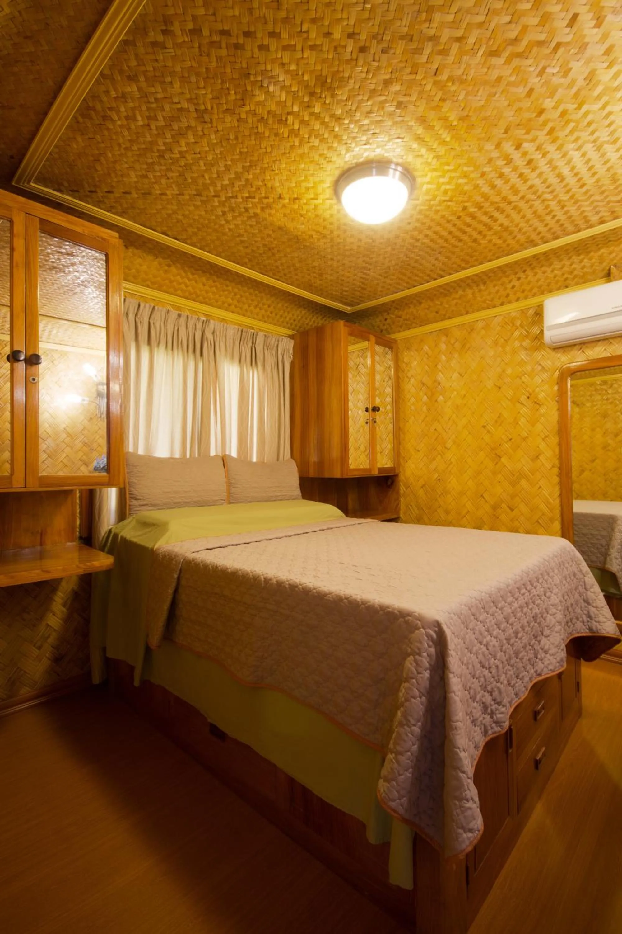 Bed in Foxy's Beach Resort