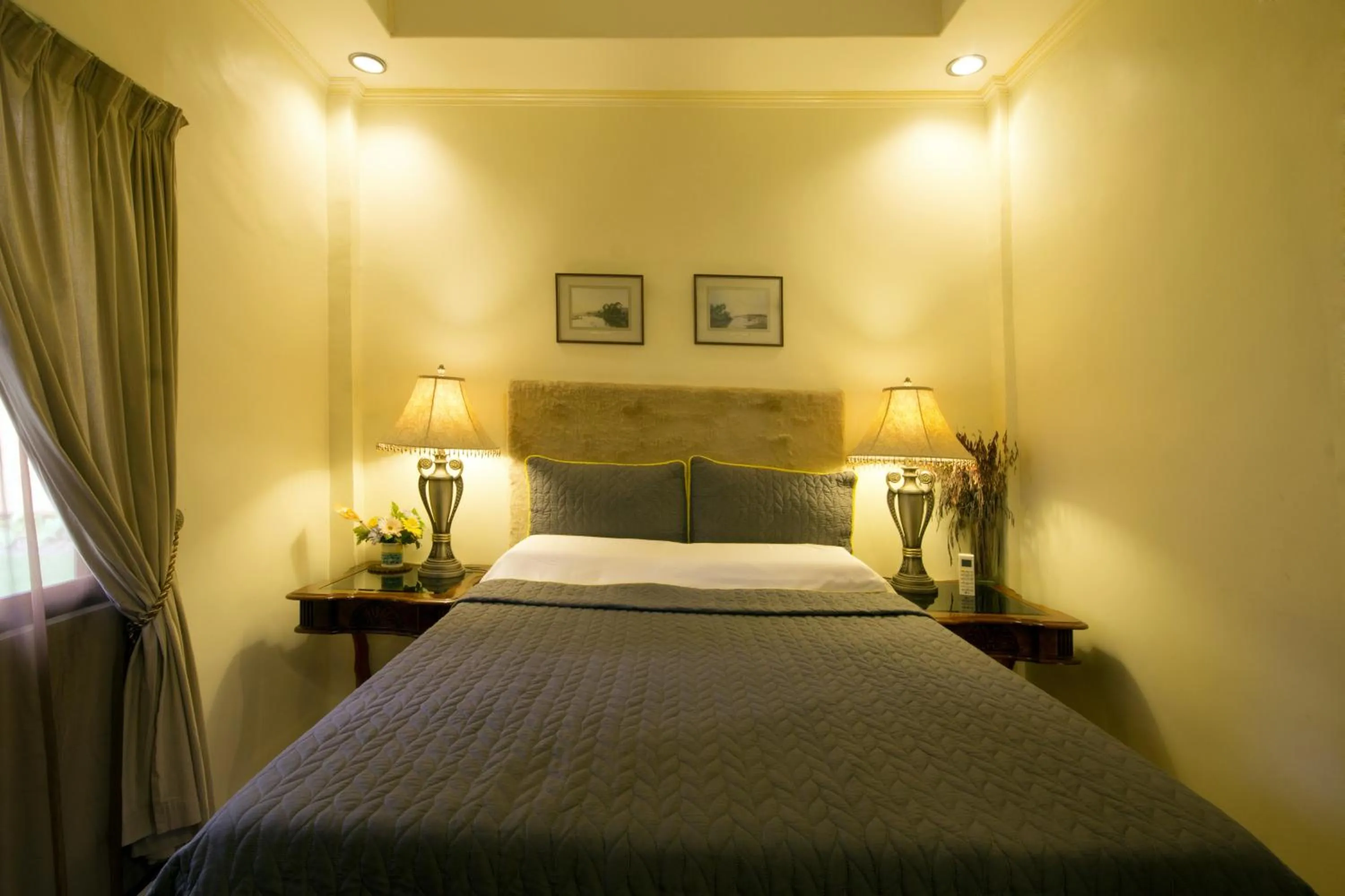 Bed in Foxy's Beach Resort