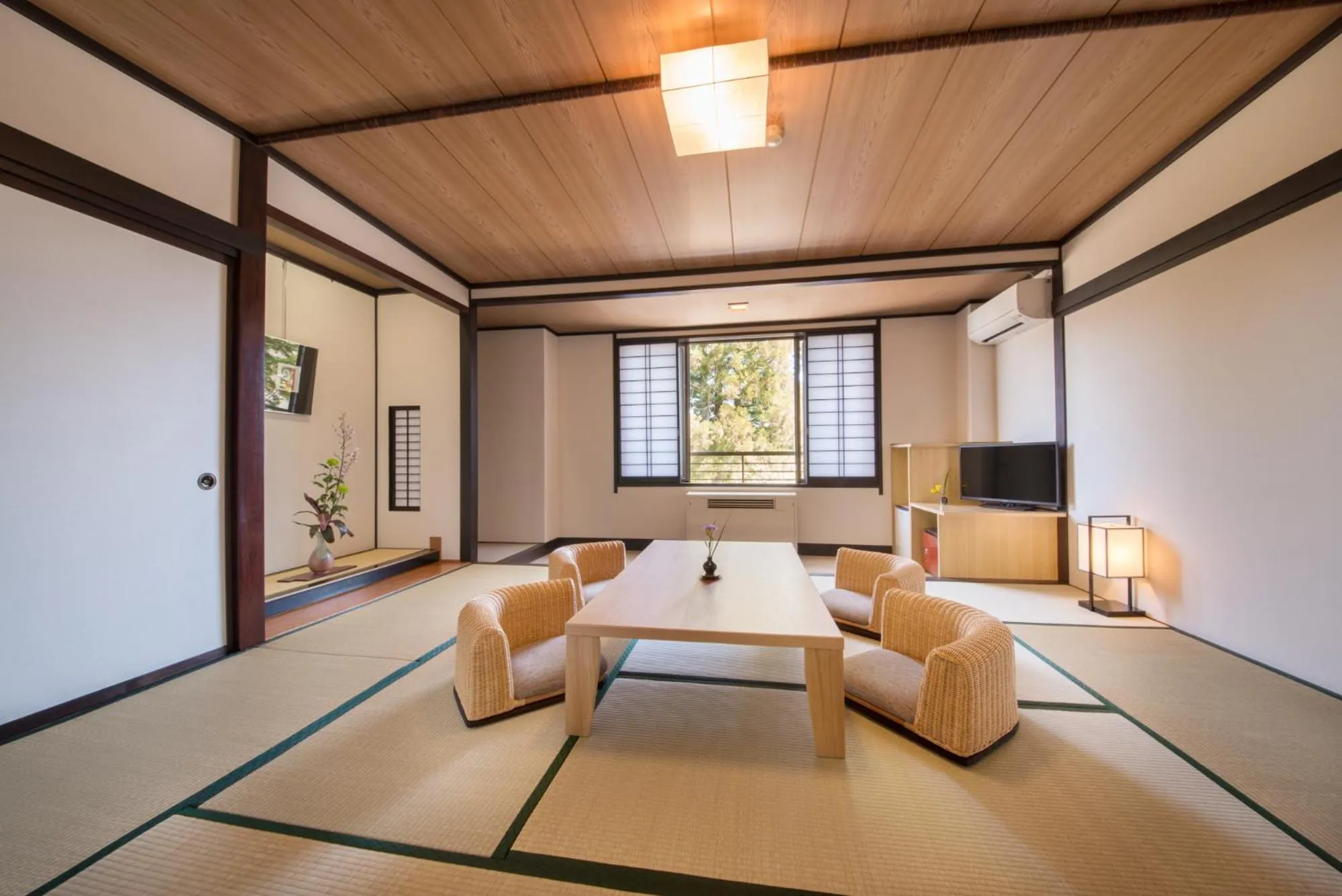 Photo of the whole room in Oribana