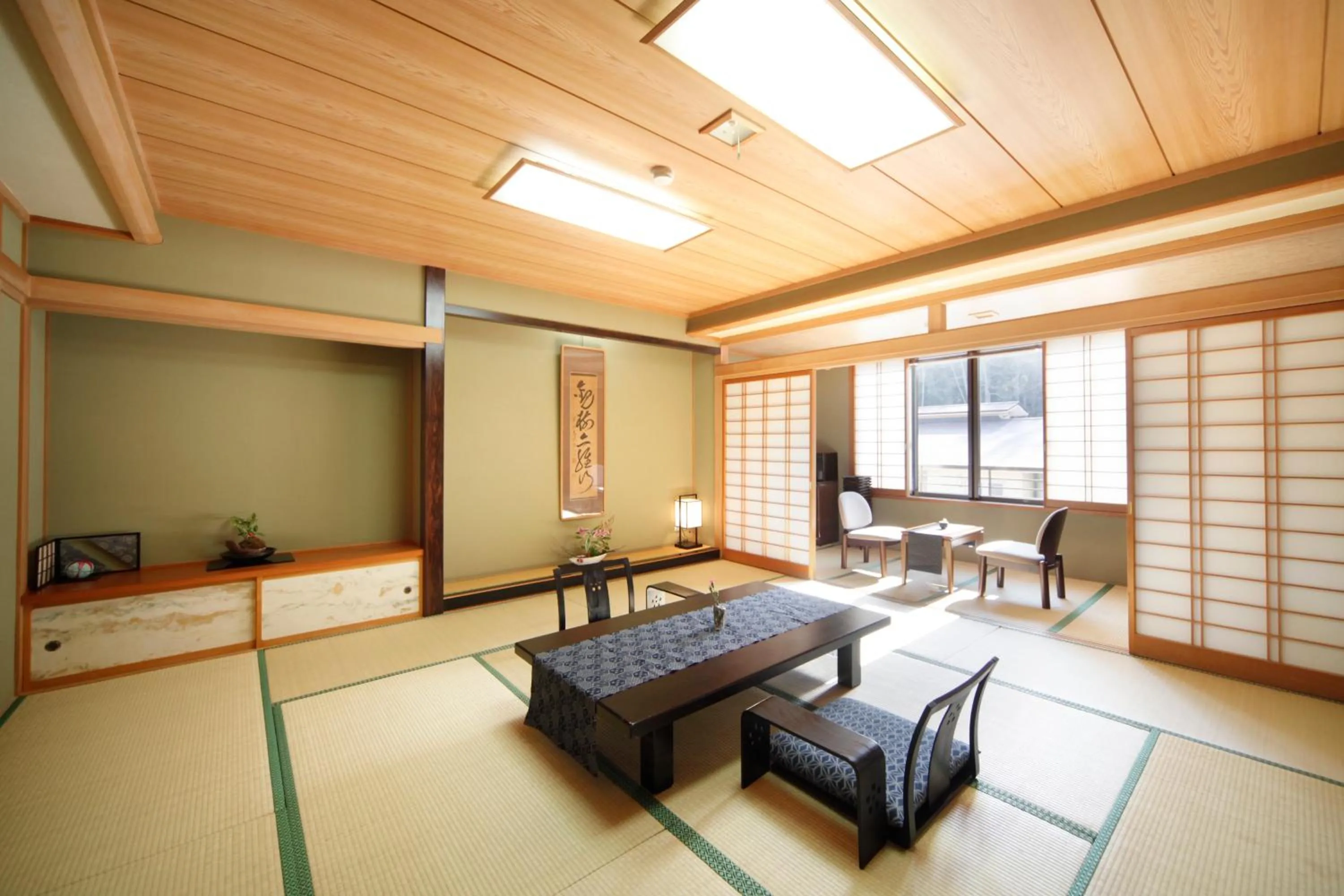 Photo of the whole room in Oribana