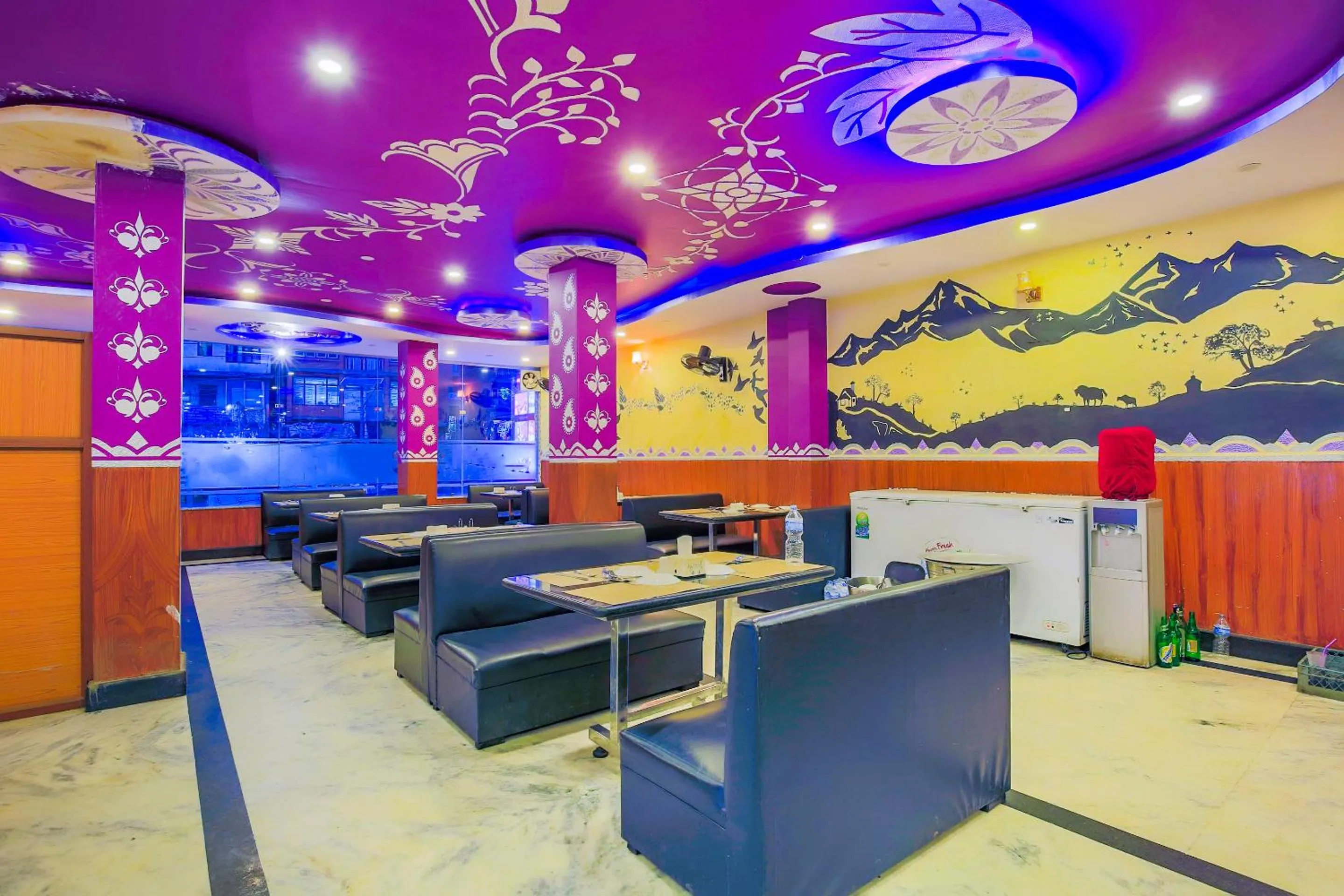 Restaurant/places to eat in Hotel Diamond