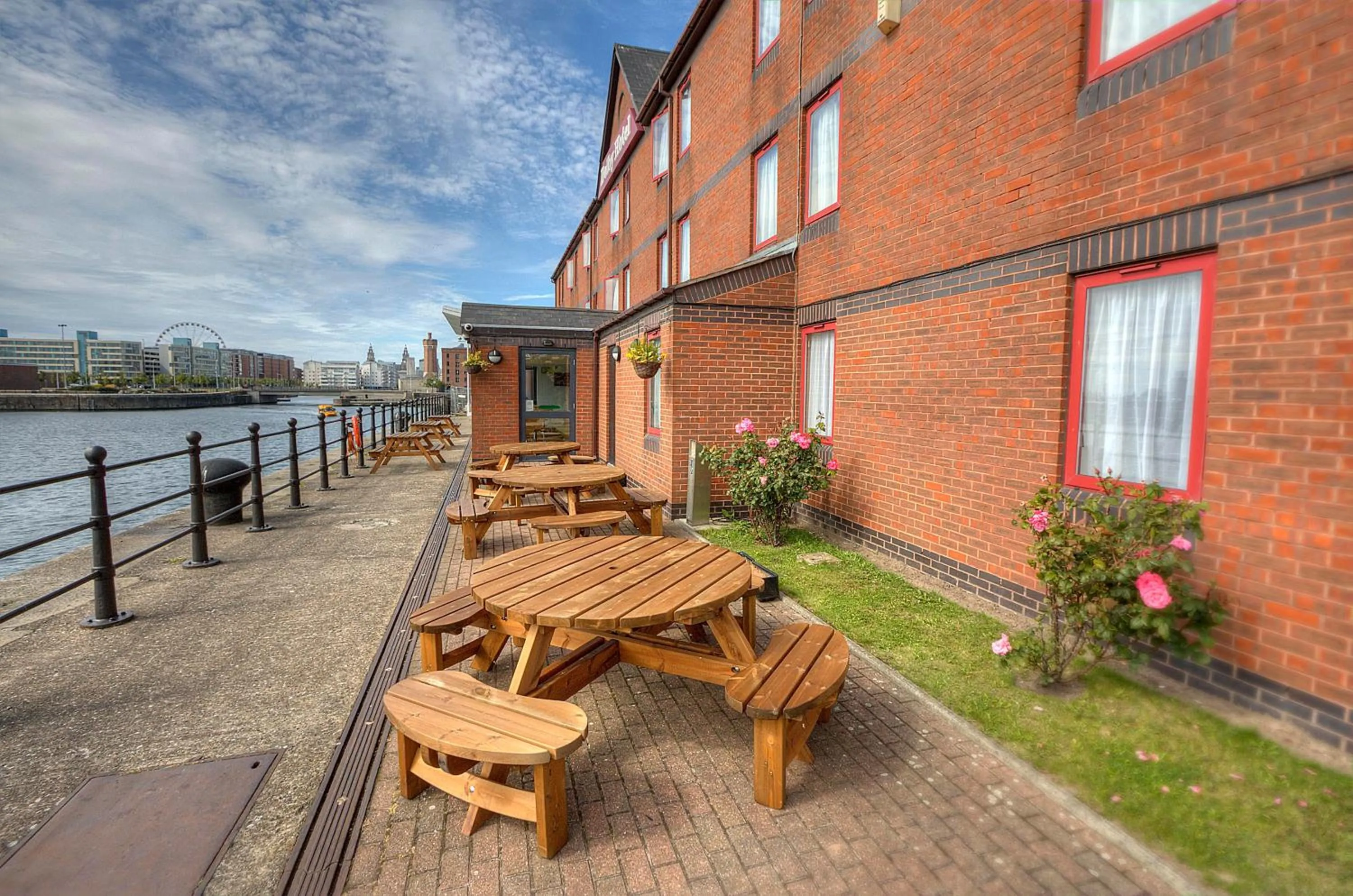 Facade/entrance in The Dolby Hotel Liverpool - Free city centre parking