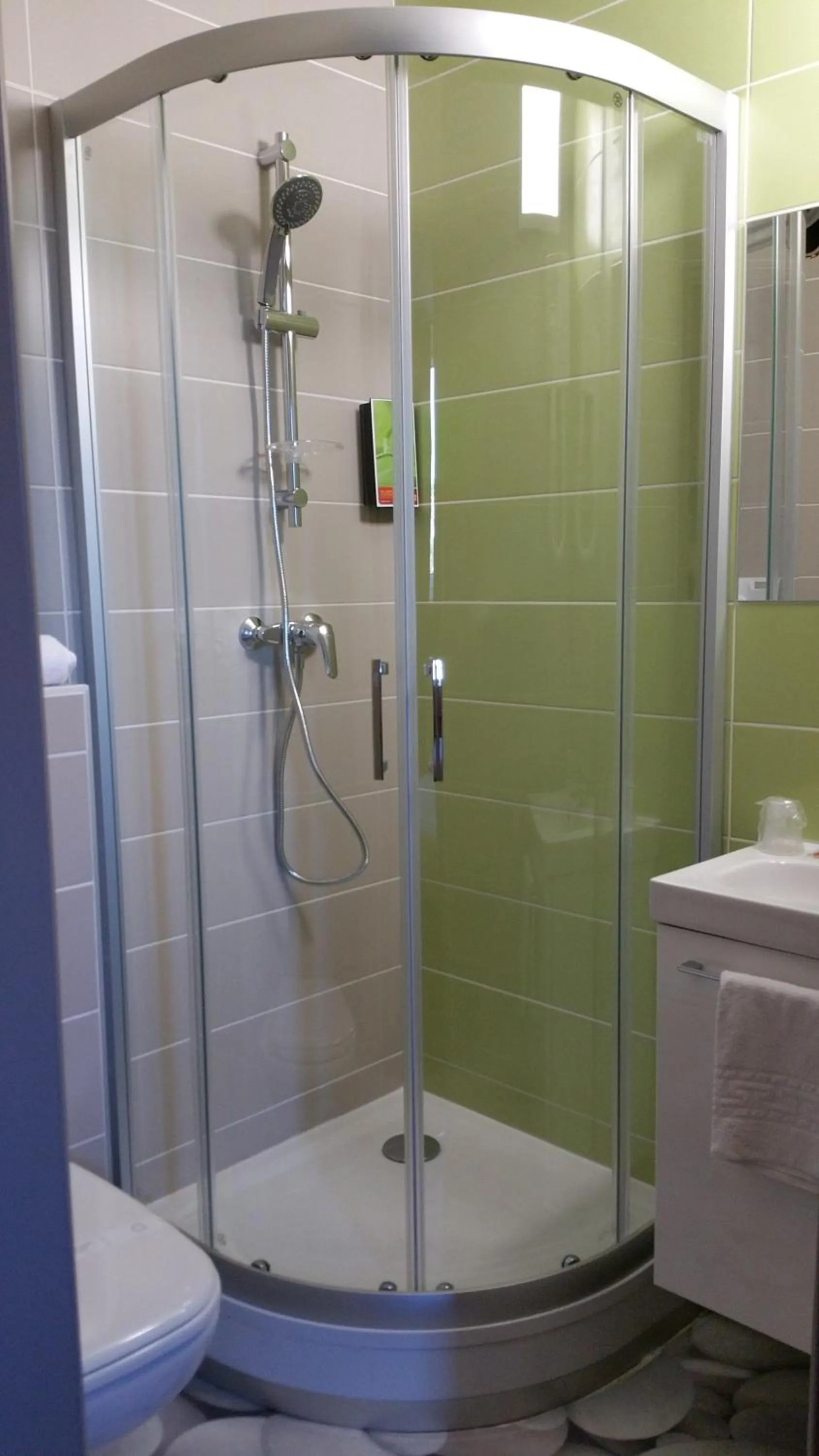 Shower in The Originals City Hôtel Marseille Aéroport