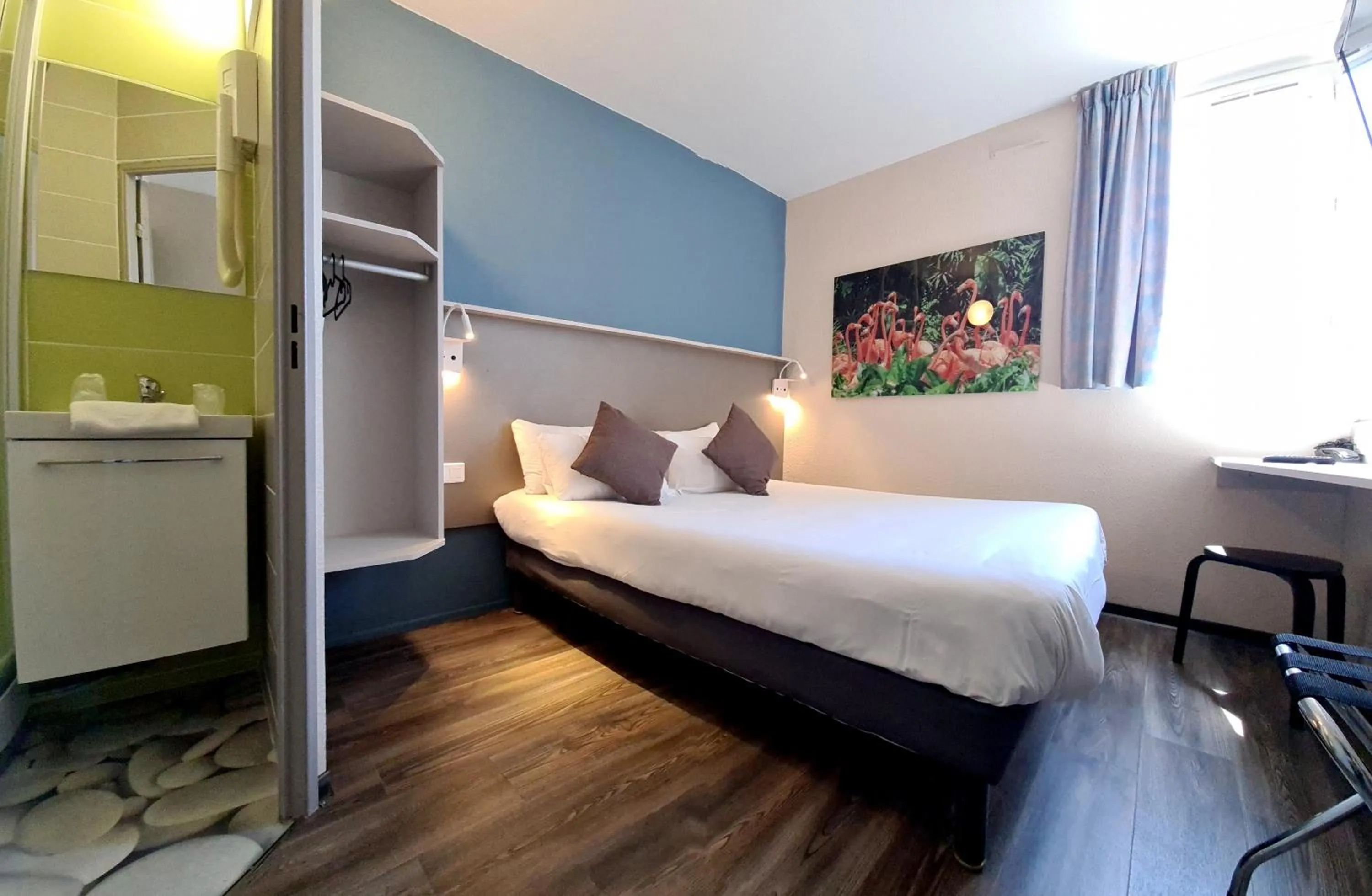 Photo of the whole room, Bed in The Originals City Hôtel Marseille Aéroport