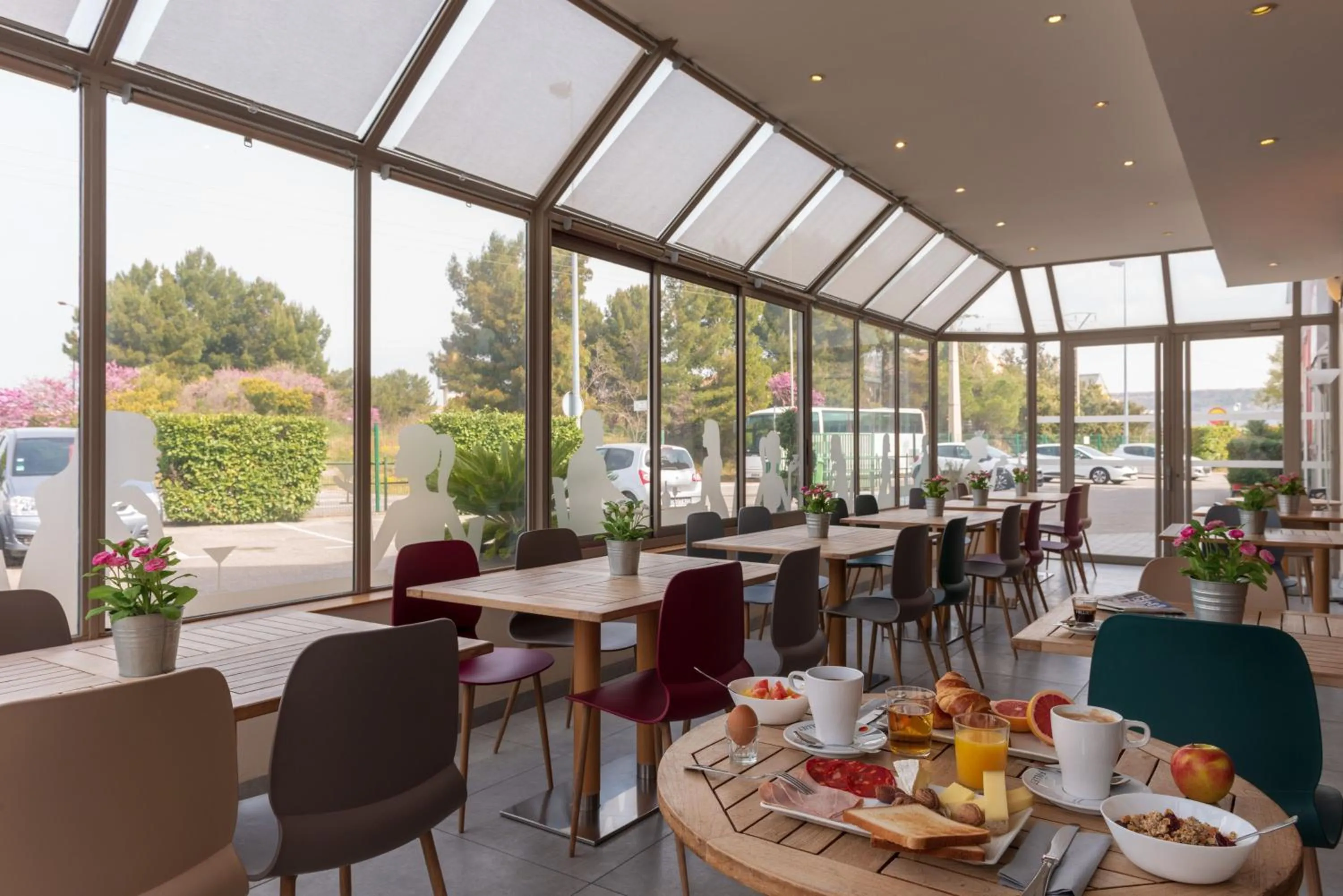 Restaurant/places to eat in The Originals City Hôtel Marseille Aéroport