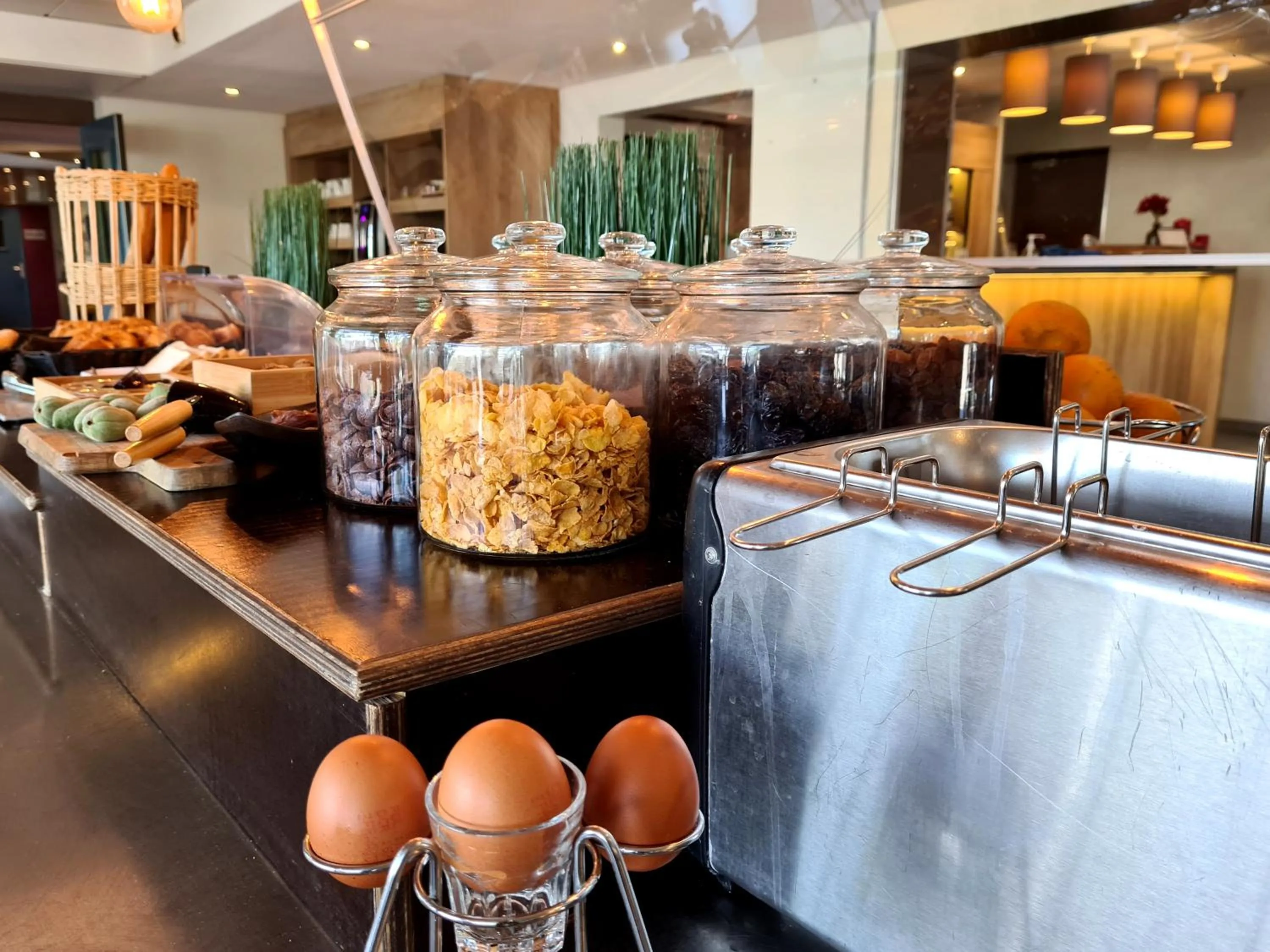 Buffet breakfast in The Originals City Hôtel Marseille Aéroport