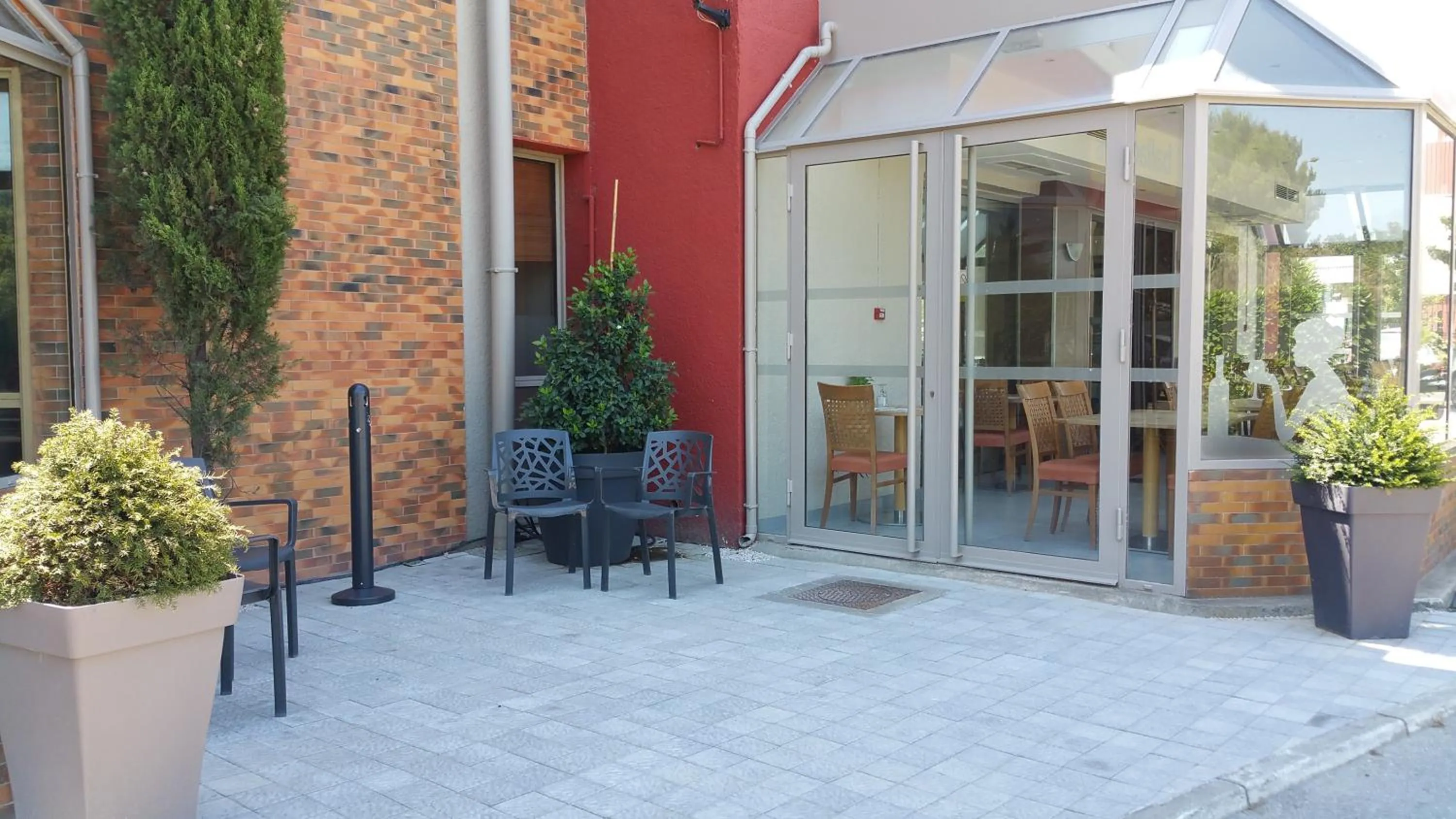 Facade/entrance in The Originals City Hôtel Marseille Aéroport