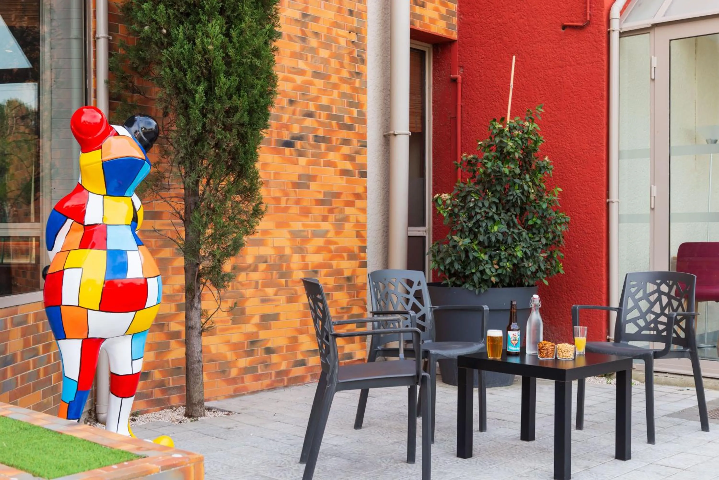 Patio in The Originals City Hôtel Marseille Aéroport