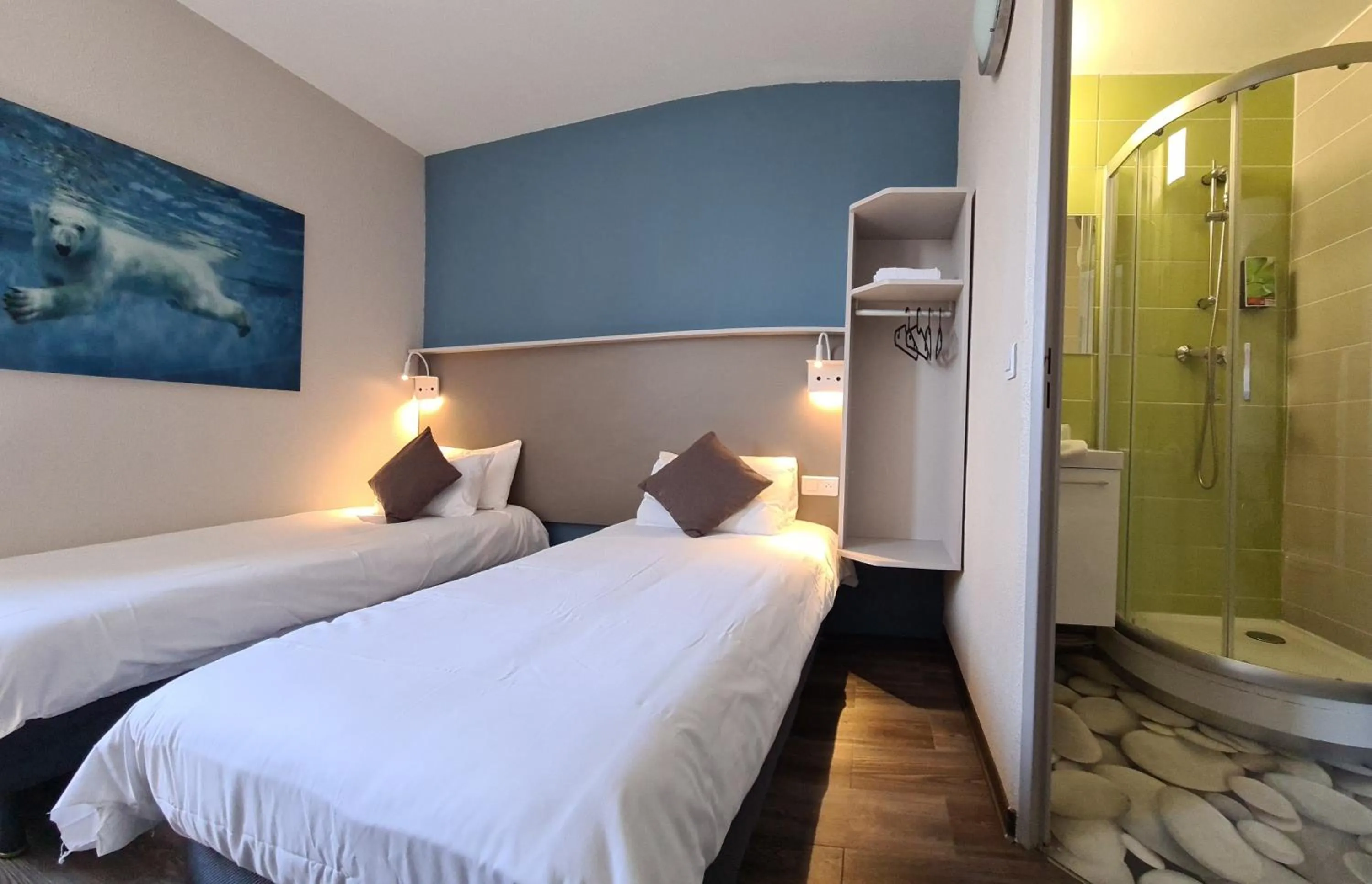 Bathroom, Bed in The Originals City Hôtel Marseille Aéroport