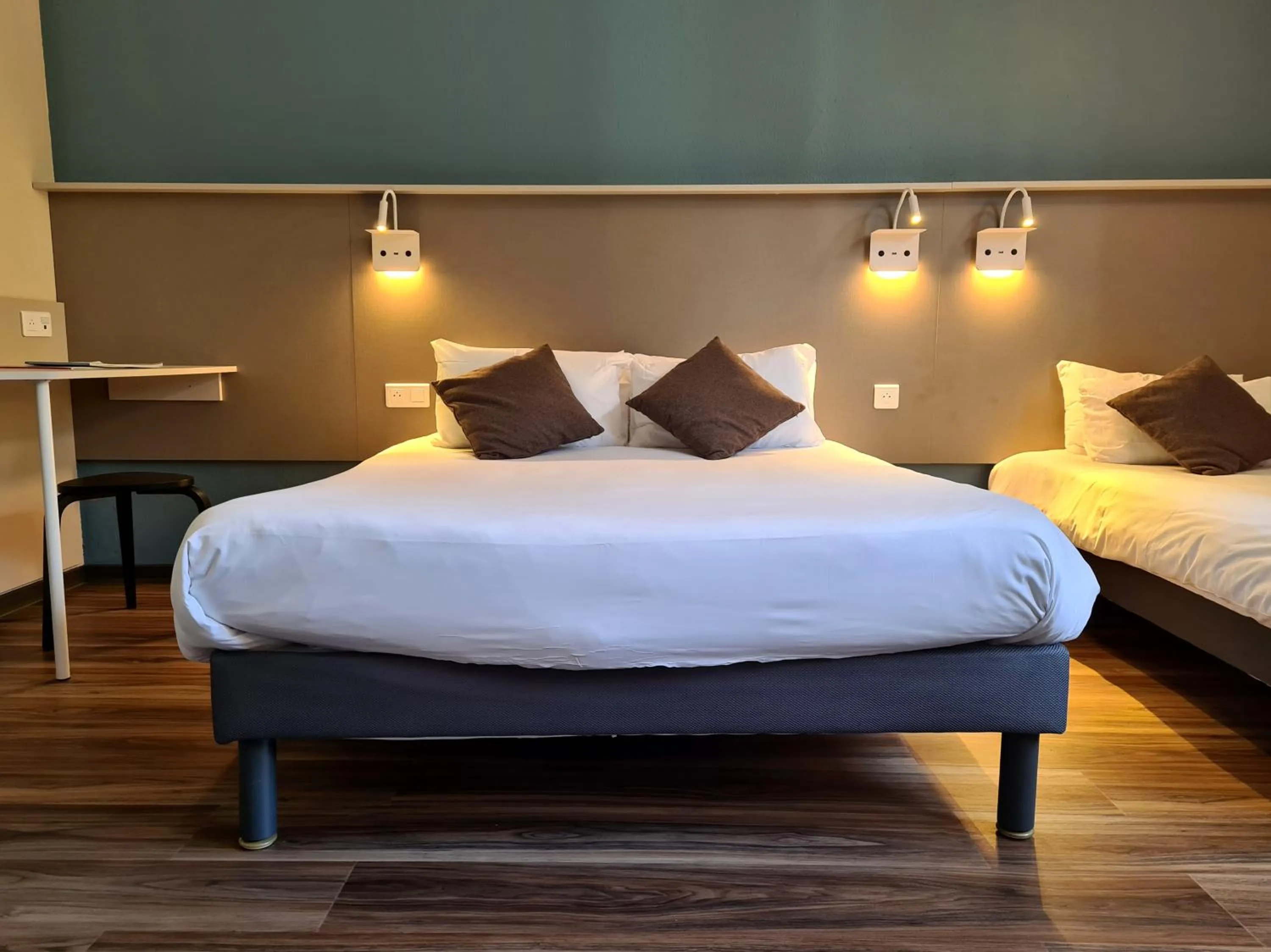 Bed in The Originals City Hôtel Marseille Aéroport