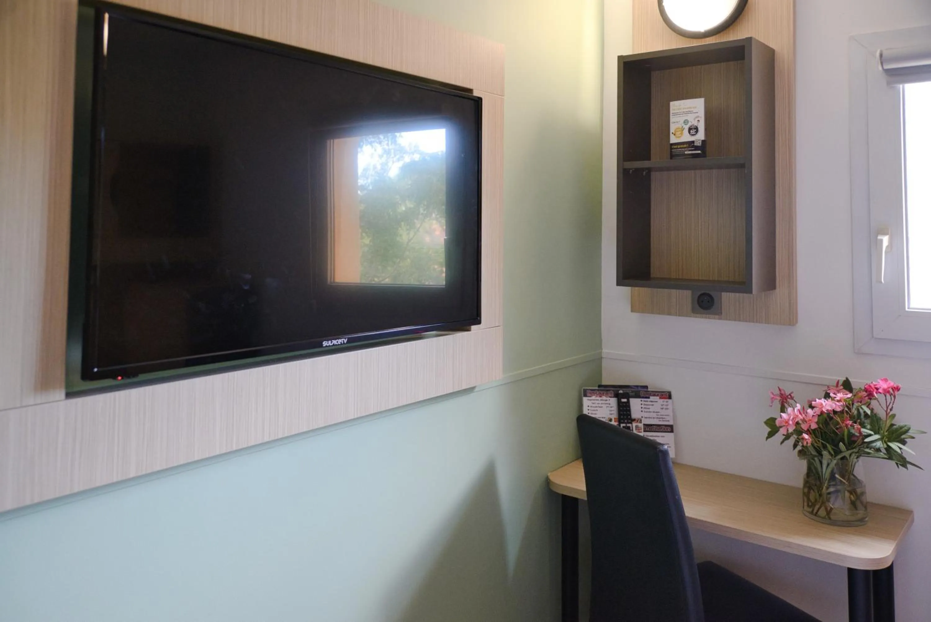 TV and multimedia in Villa Martégale Hôtel Restaurant