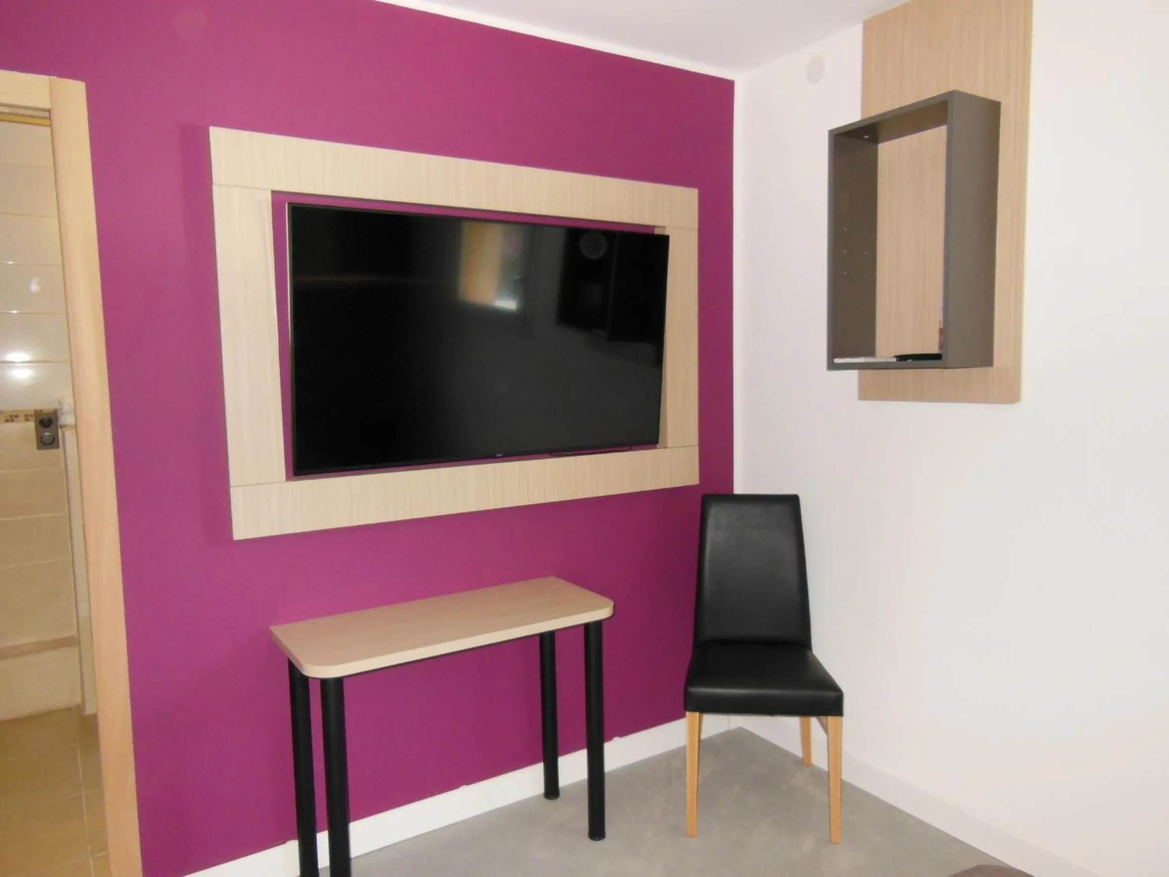 TV and multimedia in Villa Martégale Hôtel Restaurant