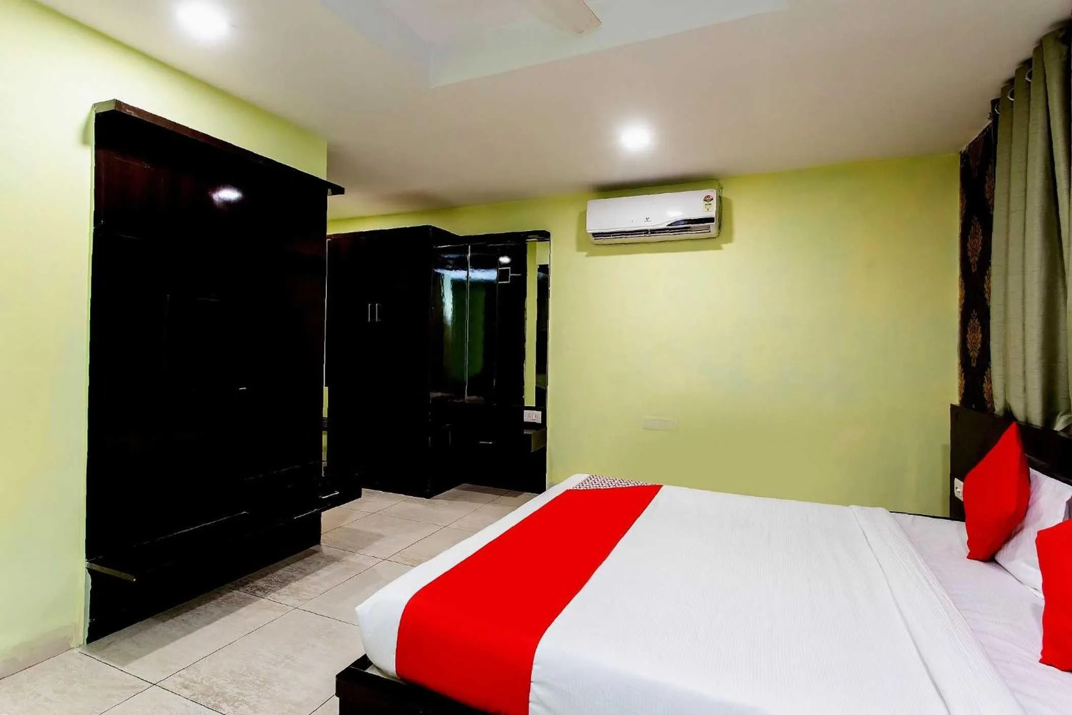 Bedroom in Capital O Swan Paradise