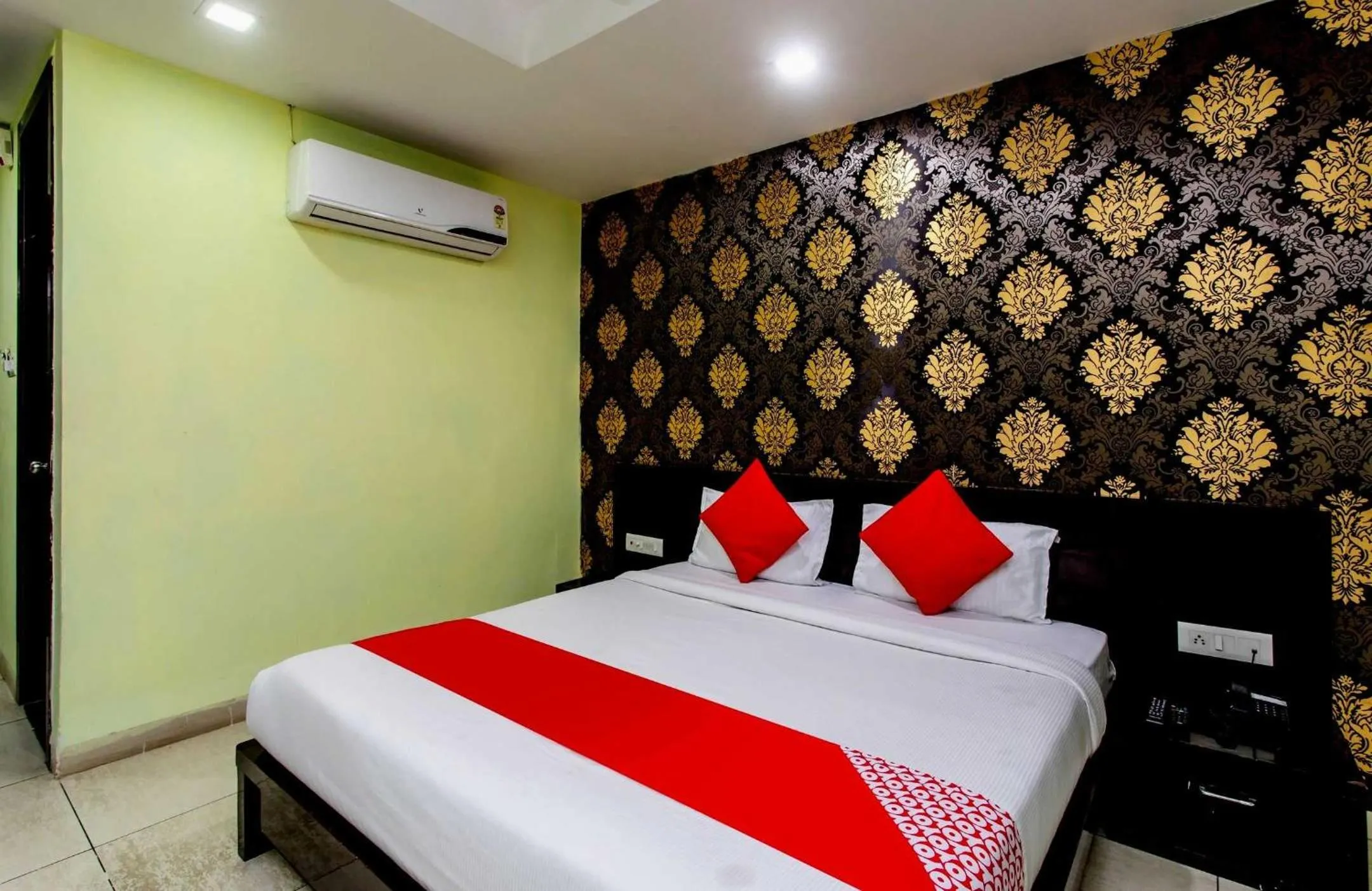 Bedroom in Capital O Swan Paradise