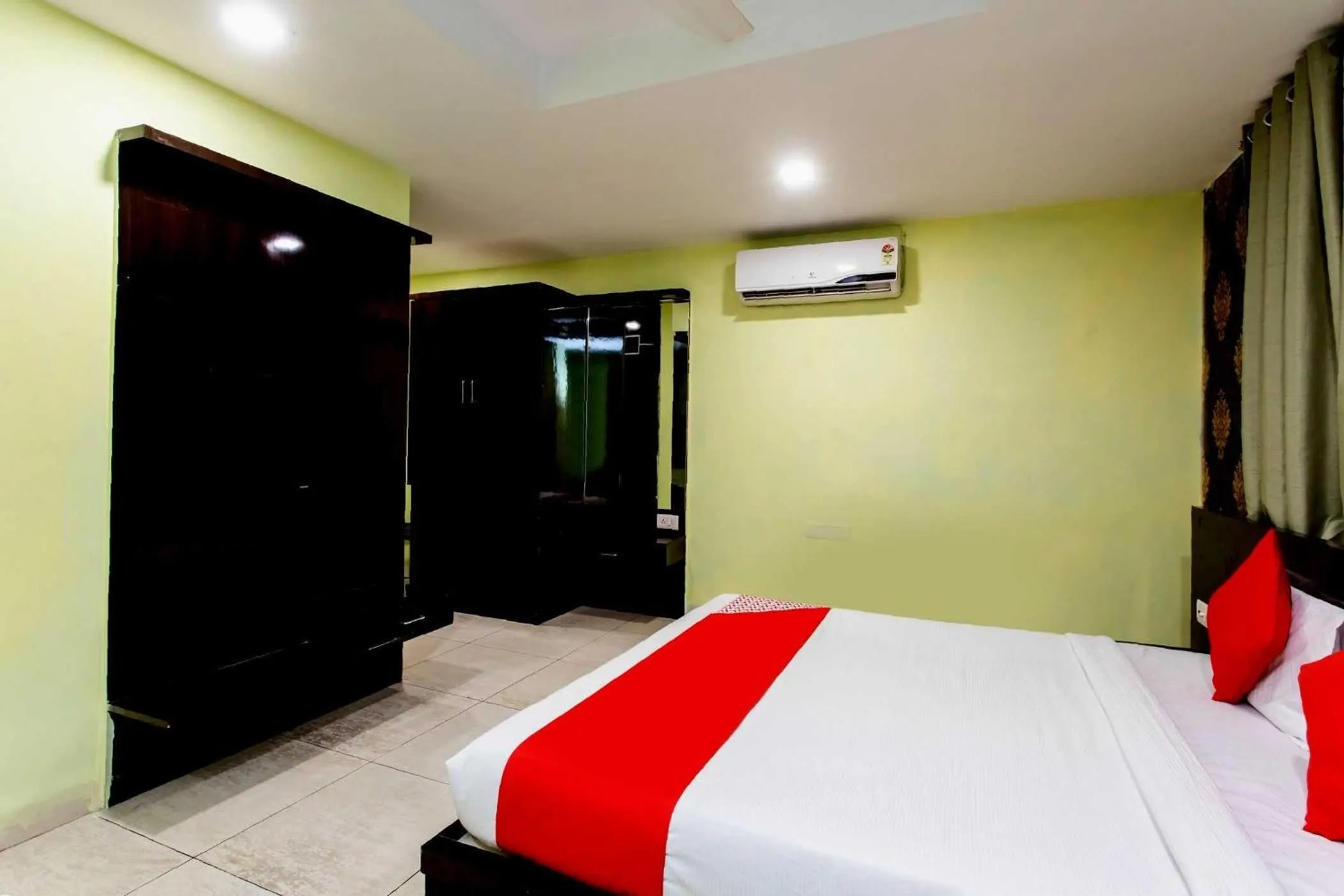 Bedroom in Capital O Swan Paradise