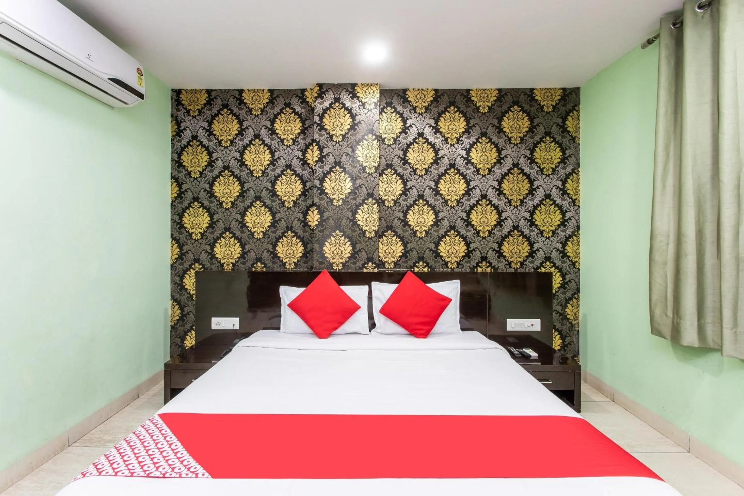 Bedroom in Capital O Swan Paradise